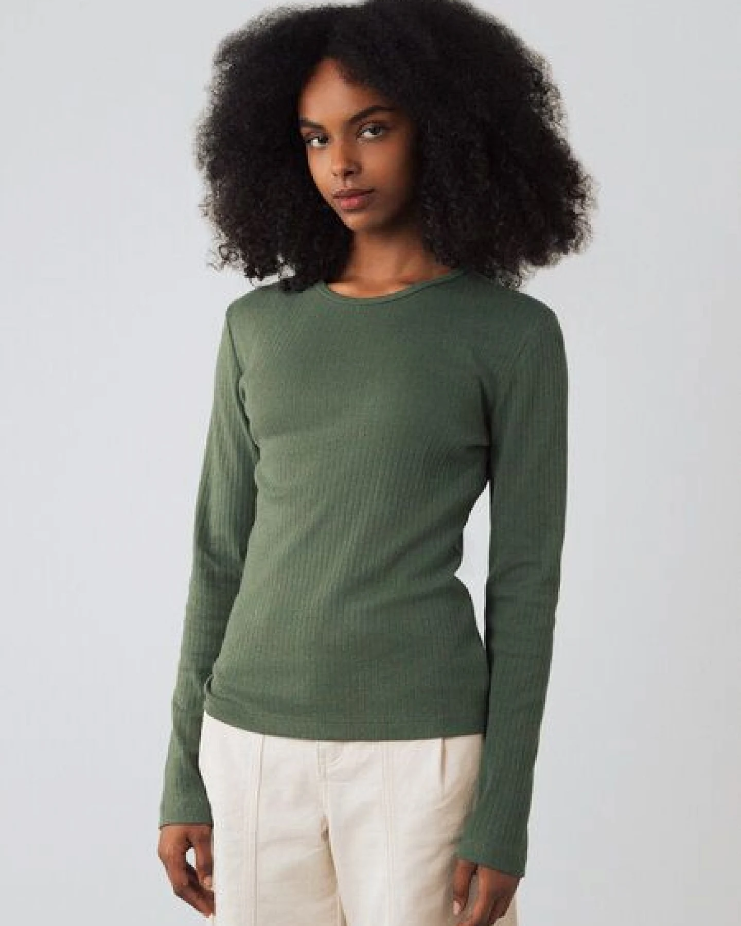 Honest Basics Damen Geripptes Langarmshirt aus Bio- und recycelter Baumwolle – Ansicht 4