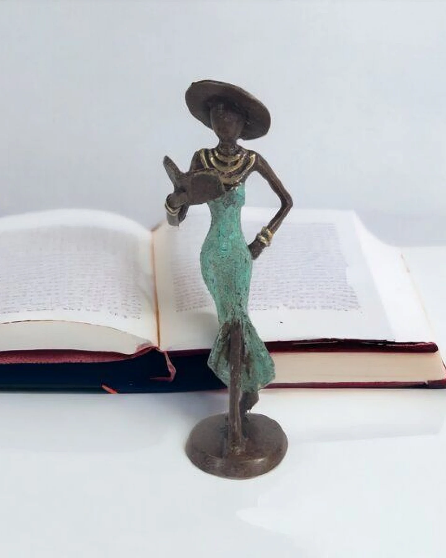 Moogoo Creative Africa Bronze-Skulptur "Femme avec livre et chapeau" by Soré – Ansicht 2