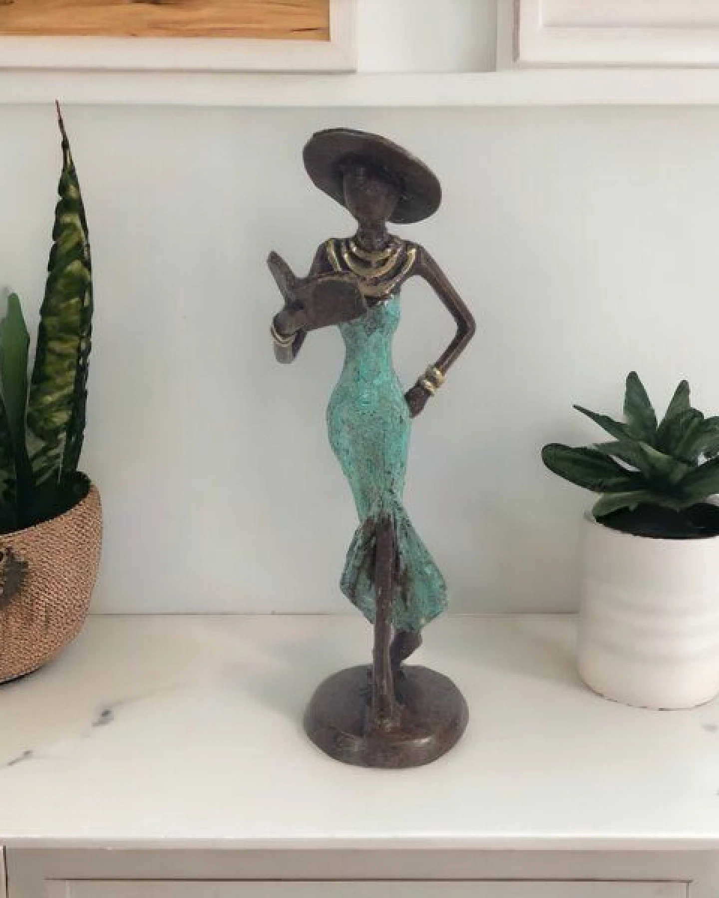 Moogoo Creative Africa Bronze-Skulptur "Femme avec livre et chapeau" by Soré – Ansicht 4