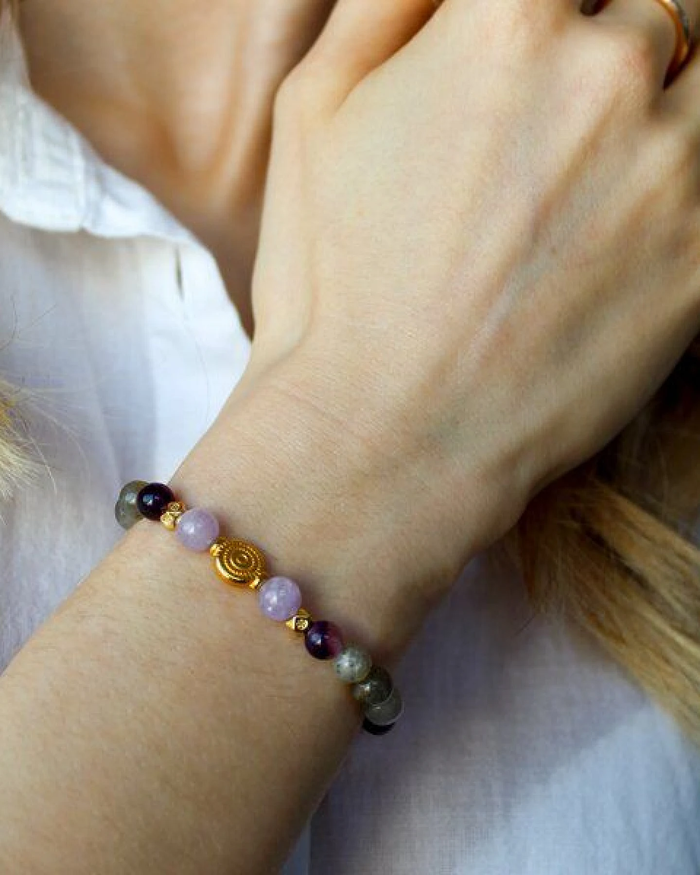 Divasya Armband "Innerer Frieden" aus Amethyst & Mondstein – Ansicht 2