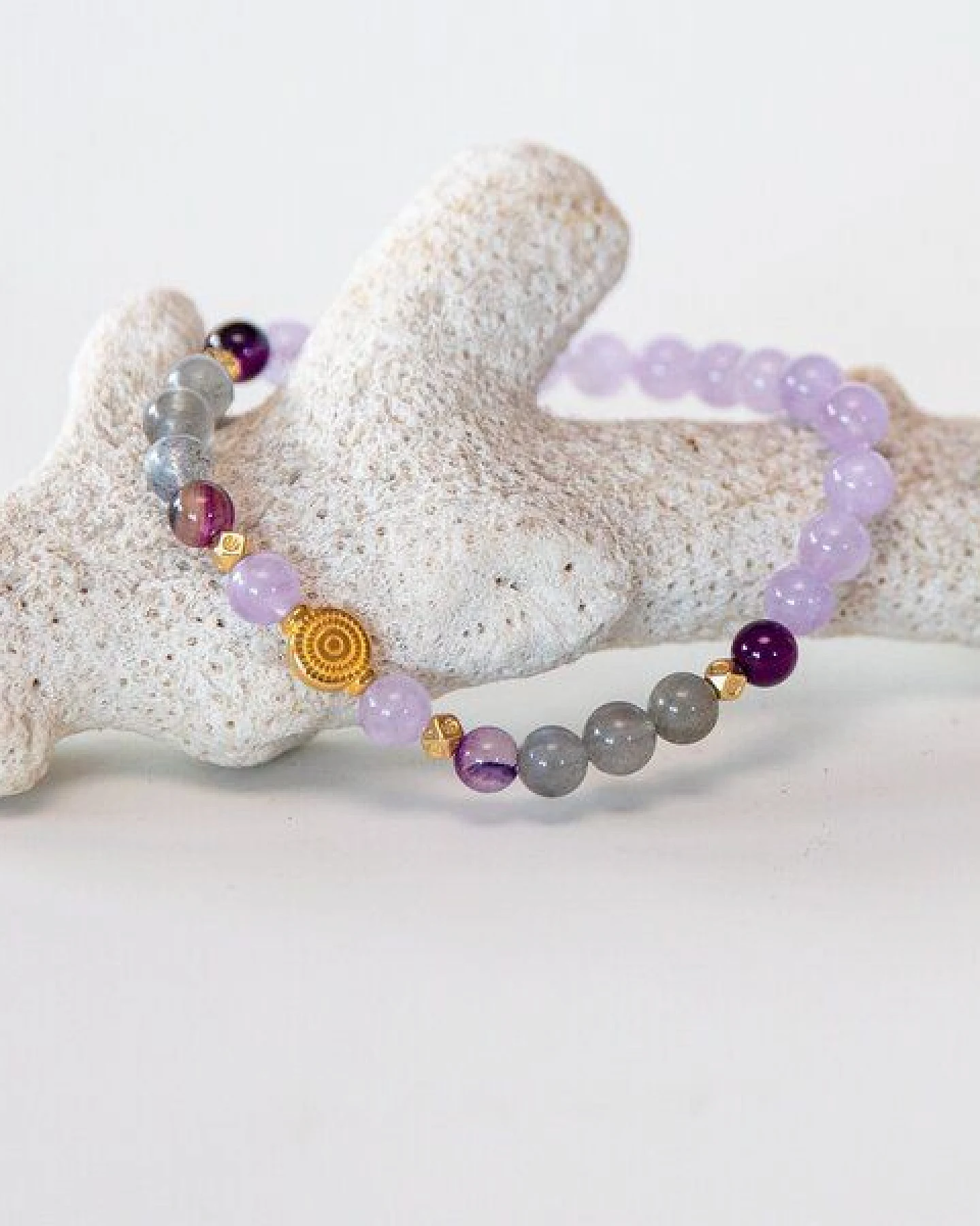 Divasya Armband "Innerer Frieden" aus Amethyst & Mondstein – Ansicht 4