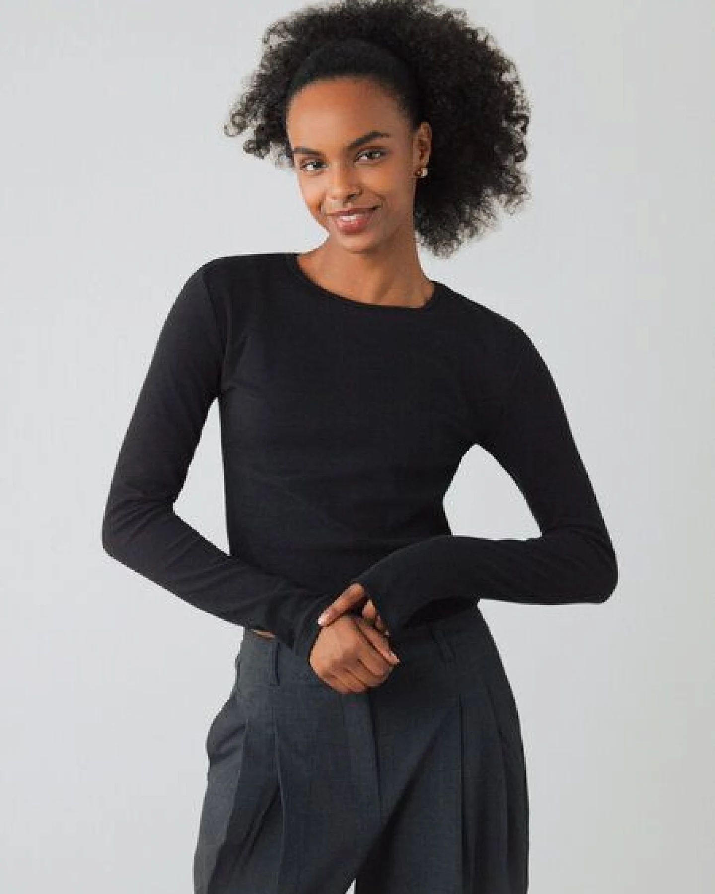 Honest Basics Damen Crop-Langarmshirt aus Bio- und recycelter Baumwolle – Ansicht 2