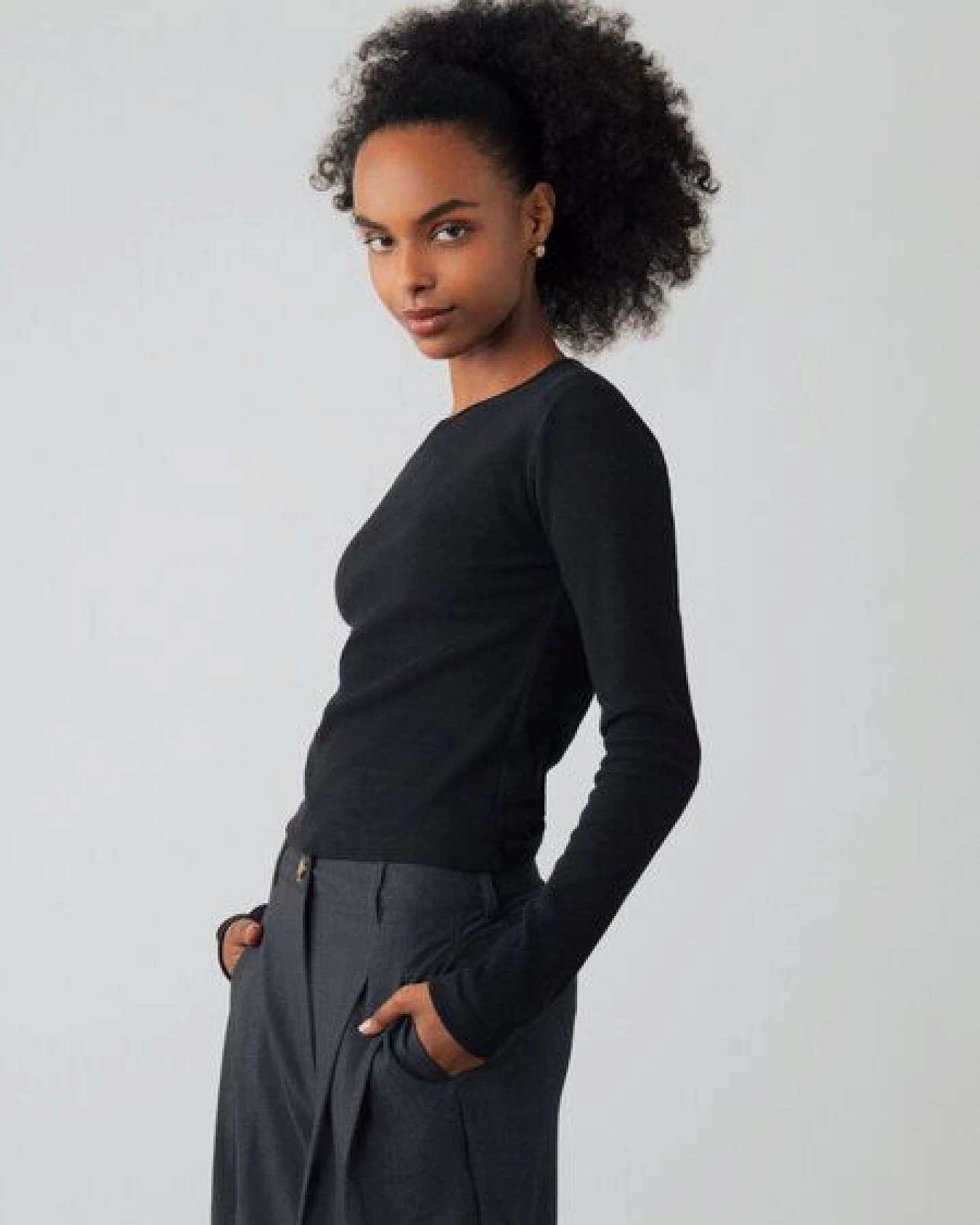 Honest Basics Damen Crop-Langarmshirt aus Bio- und recycelter Baumwolle – Ansicht 3