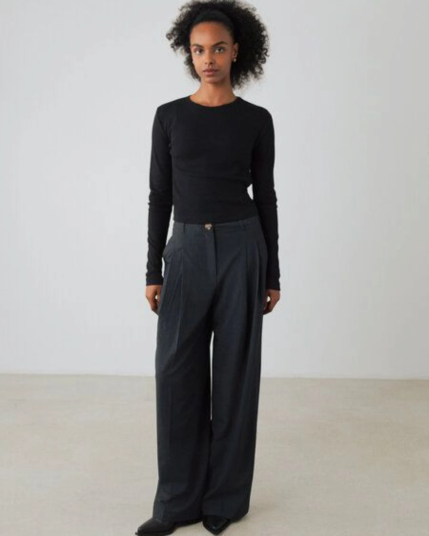 Honest Basics Damen Crop-Langarmshirt aus Bio- und recycelter Baumwolle – Ansicht 4