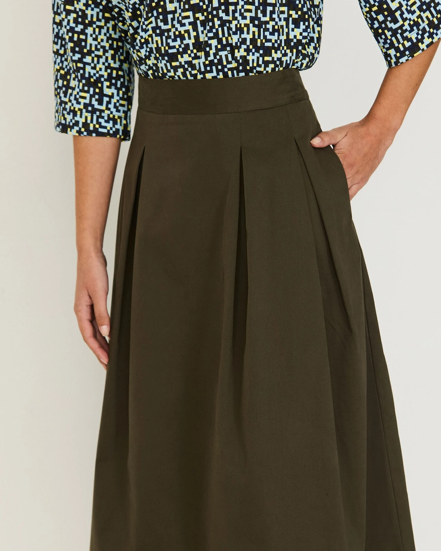 SKFK Damen vegan Rock Eloisa Midi Ausgestellt Khaki – Ansicht 2