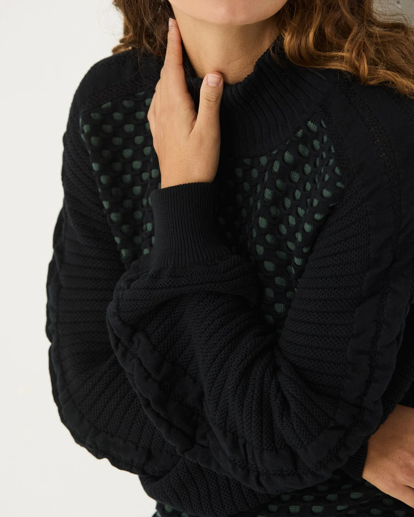SKFK Damen vegan Kleid Mit Hohem Ausschnitt Kurz Aus Strick, Kaliope, Schwarz/Grün – Ansicht 2