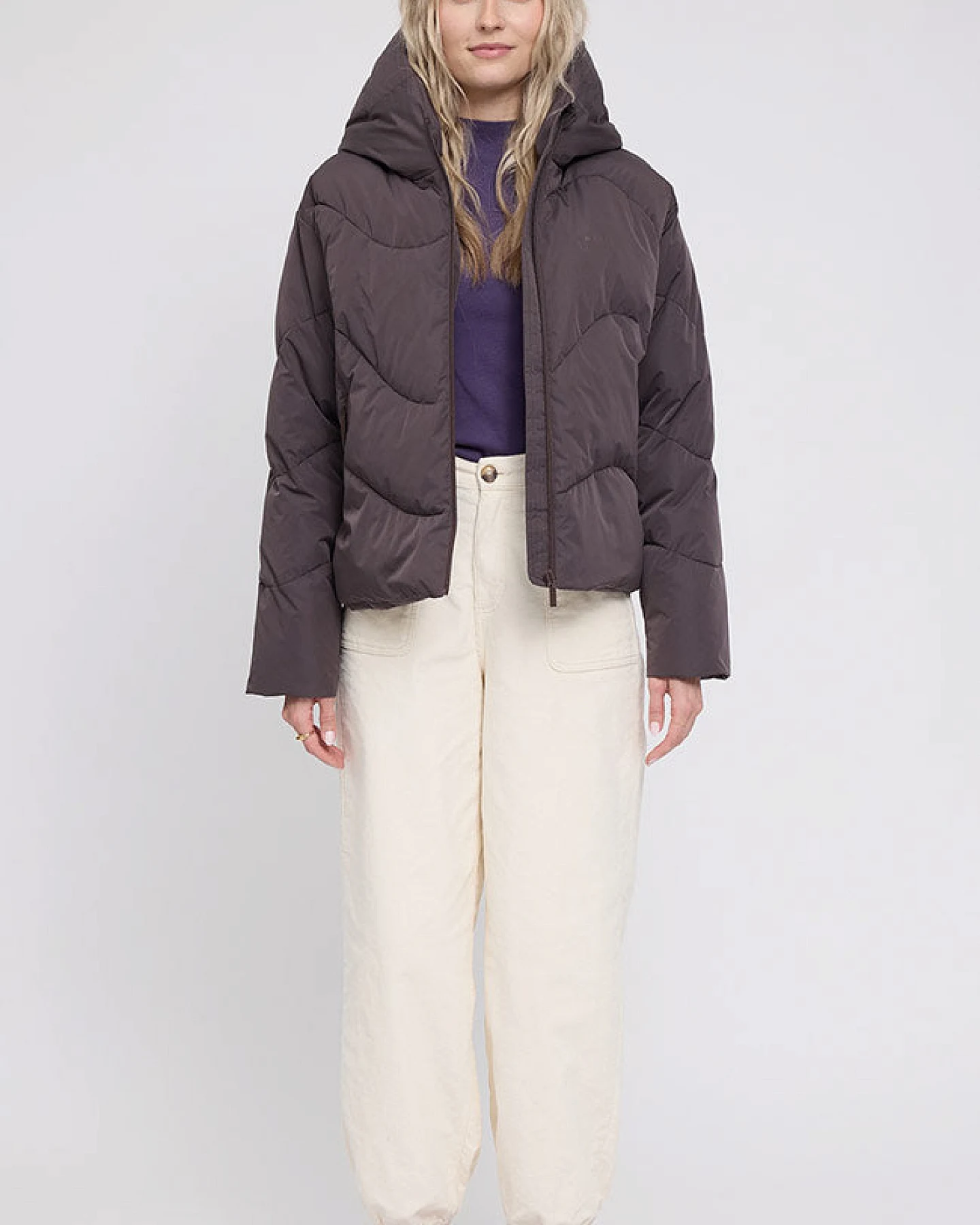 Damen vegan Kurze Steppjacke Waves Quilted Aubergine – Ansicht 2