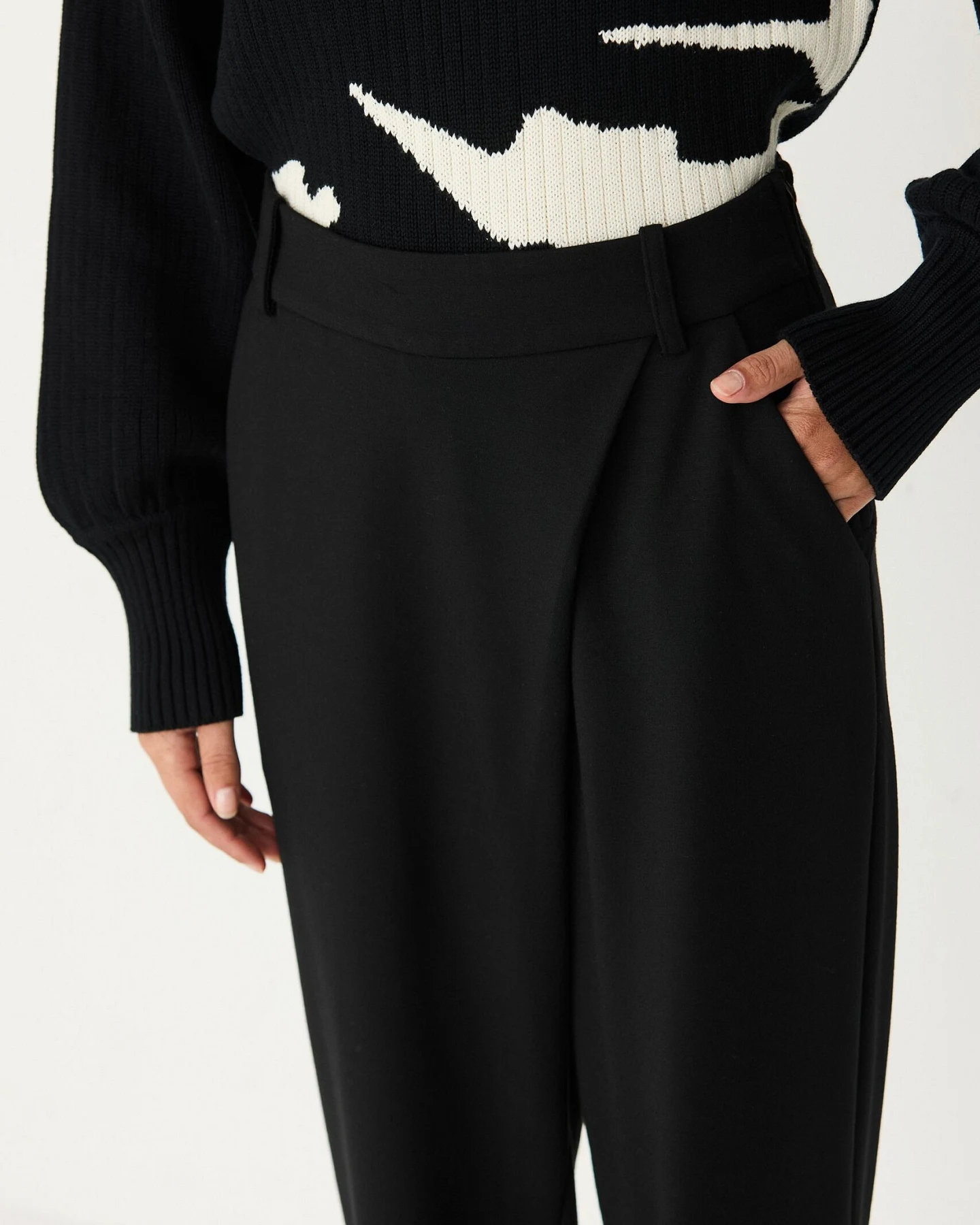 SKFK Damen vegan Karottenhose Knöchellang Ezama Schwarz – Ansicht 2