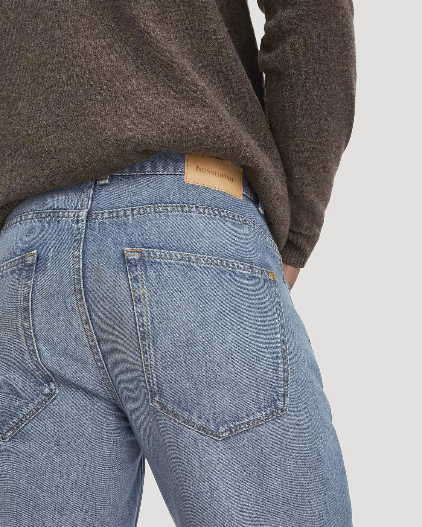 hessnatur Herren Jeans MADS Relaxed aus Bio-Denim mit recycelter Baumwolle - blau - Größe 33/34 – Ansicht 3