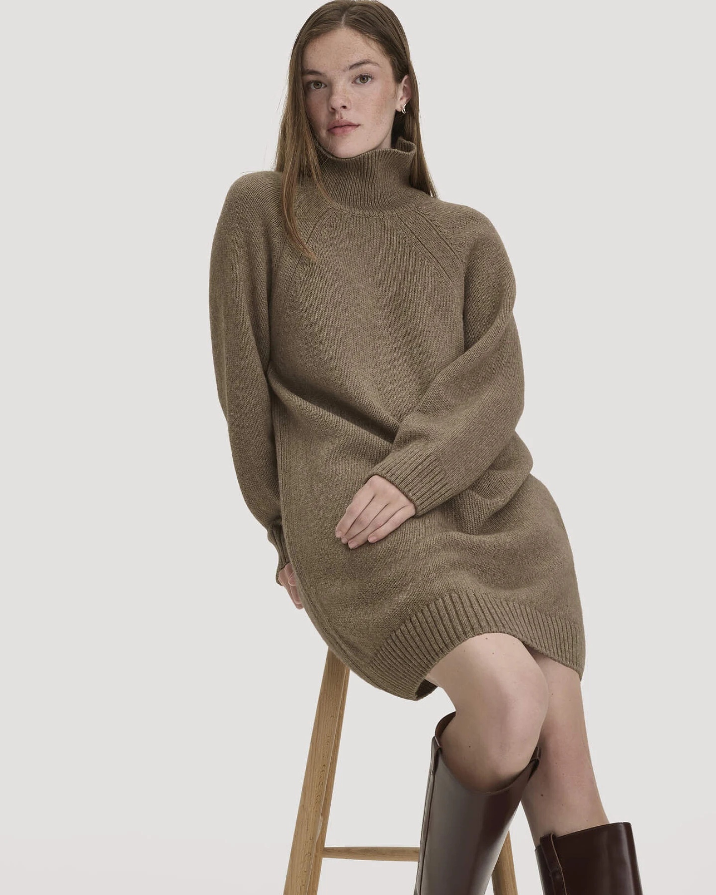 hessnatur Damen Strickkleid Relaxed aus Bio-Merinowolle mit Bio-Baumwolle - braun - Größe L – Ansicht 4