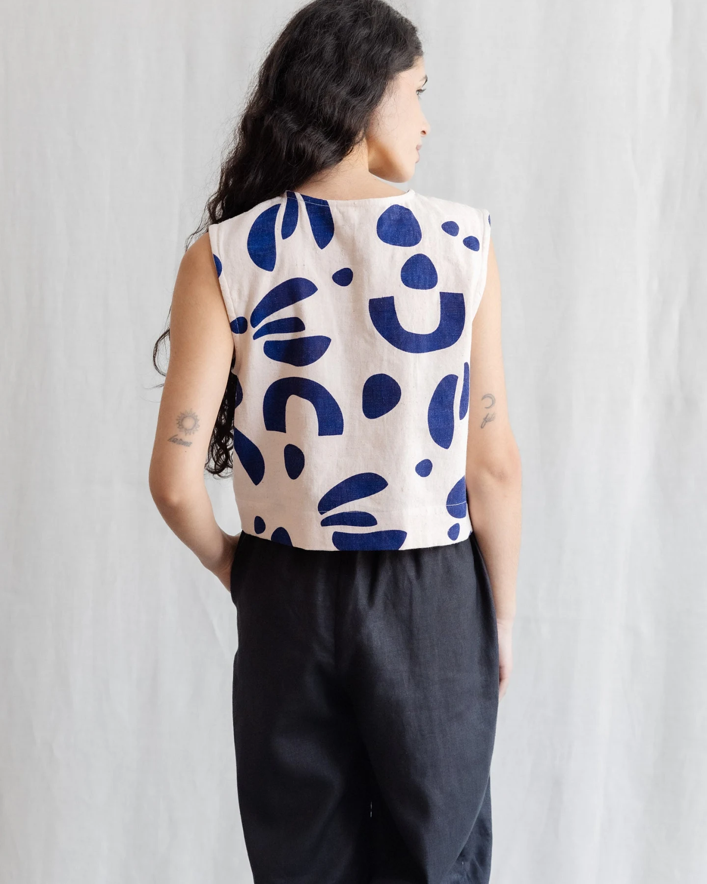 Jyoti - Fair Works Damen vegan Top Diyan Print Atlantic Weiß Blau – Ansicht 2
