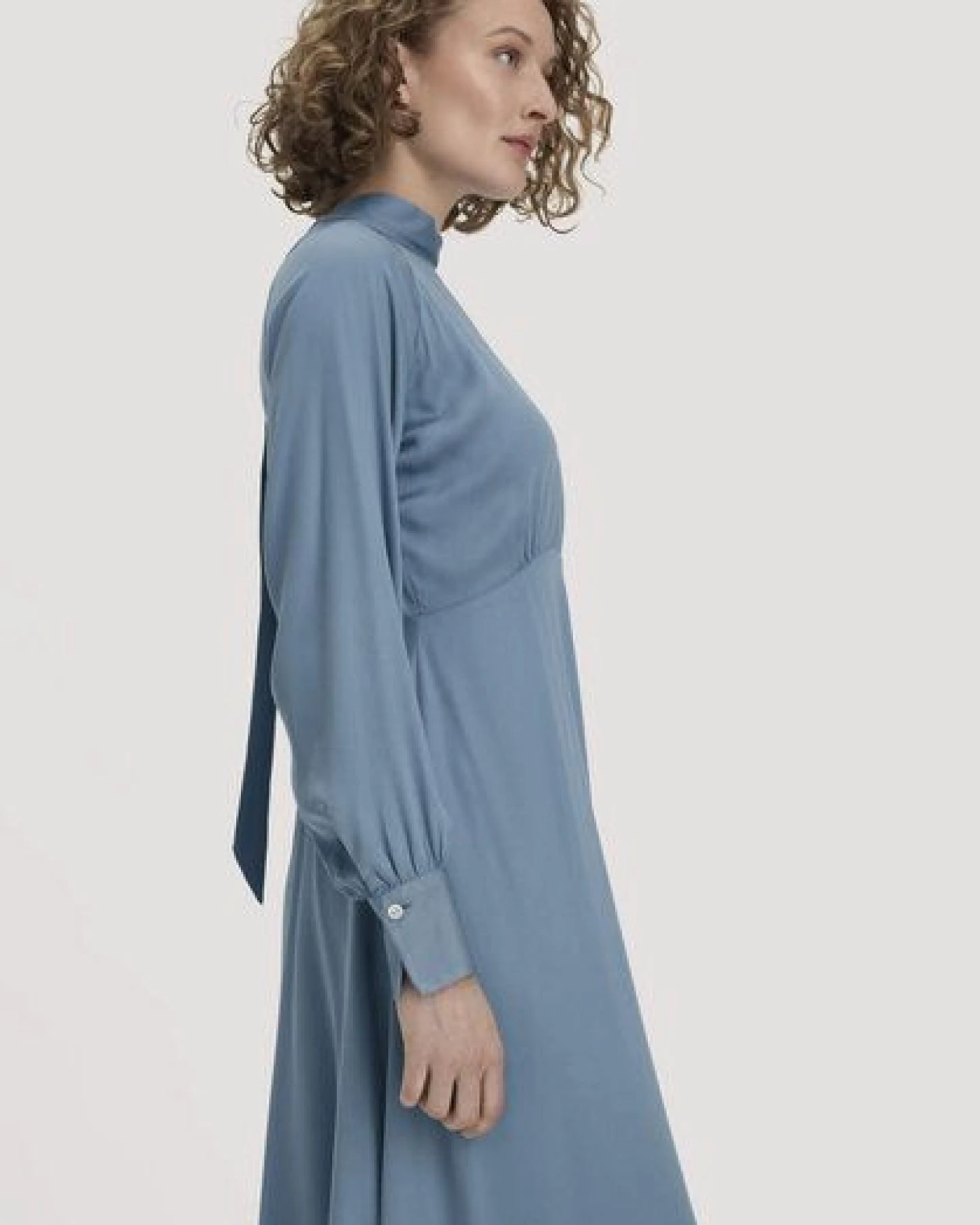 hessnatur Kleid Midi tailliert aus LENZING ECOVERO Viskose – Ansicht 2