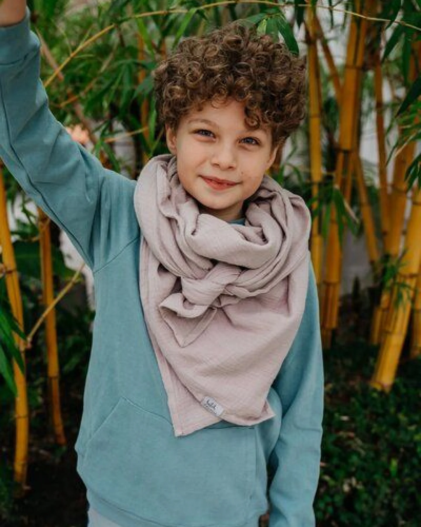 Hutch&Putch Musselin Halstuch - Schal - Dreieckstuch für Kinder (6-14 Jahre) aus 100% Bio-Baumwolle – Ansicht 2
