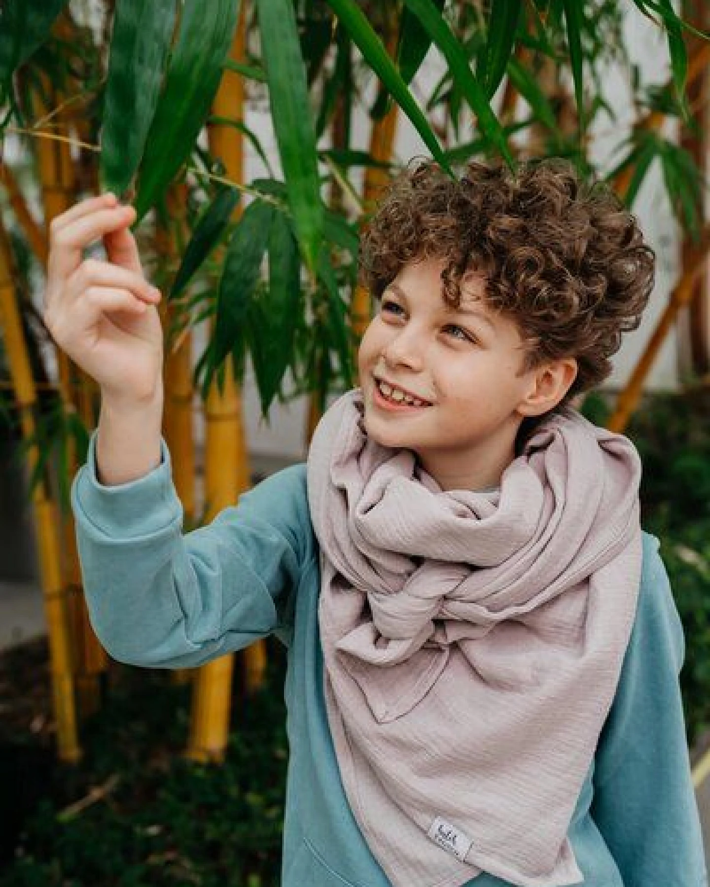 Hutch&Putch Musselin Halstuch - Schal - Dreieckstuch für Kinder (6-14 Jahre) aus 100% Bio-Baumwolle – Ansicht 3