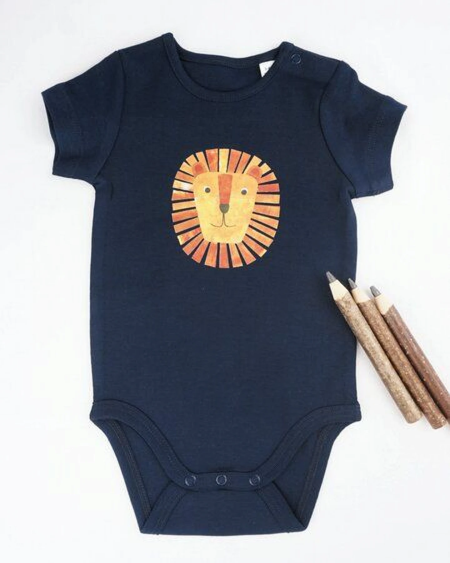 MELAdi Kinder Baby - Body aus Biobaumwolle - Löwe auf Navy Blue – Ansicht 2