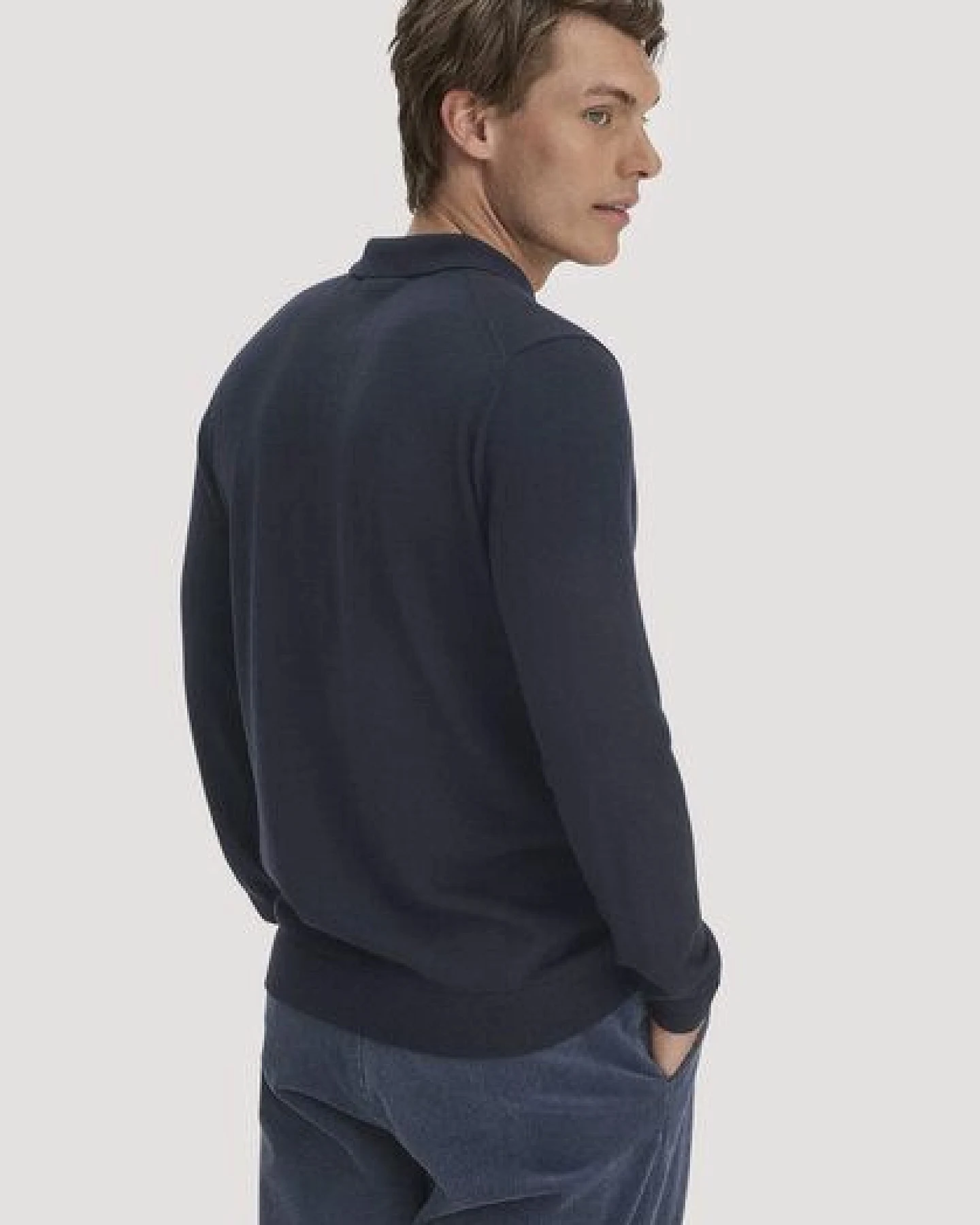 hessnatur Strick Polo Regular aus reiner Bio-Merinowolle – Ansicht 2