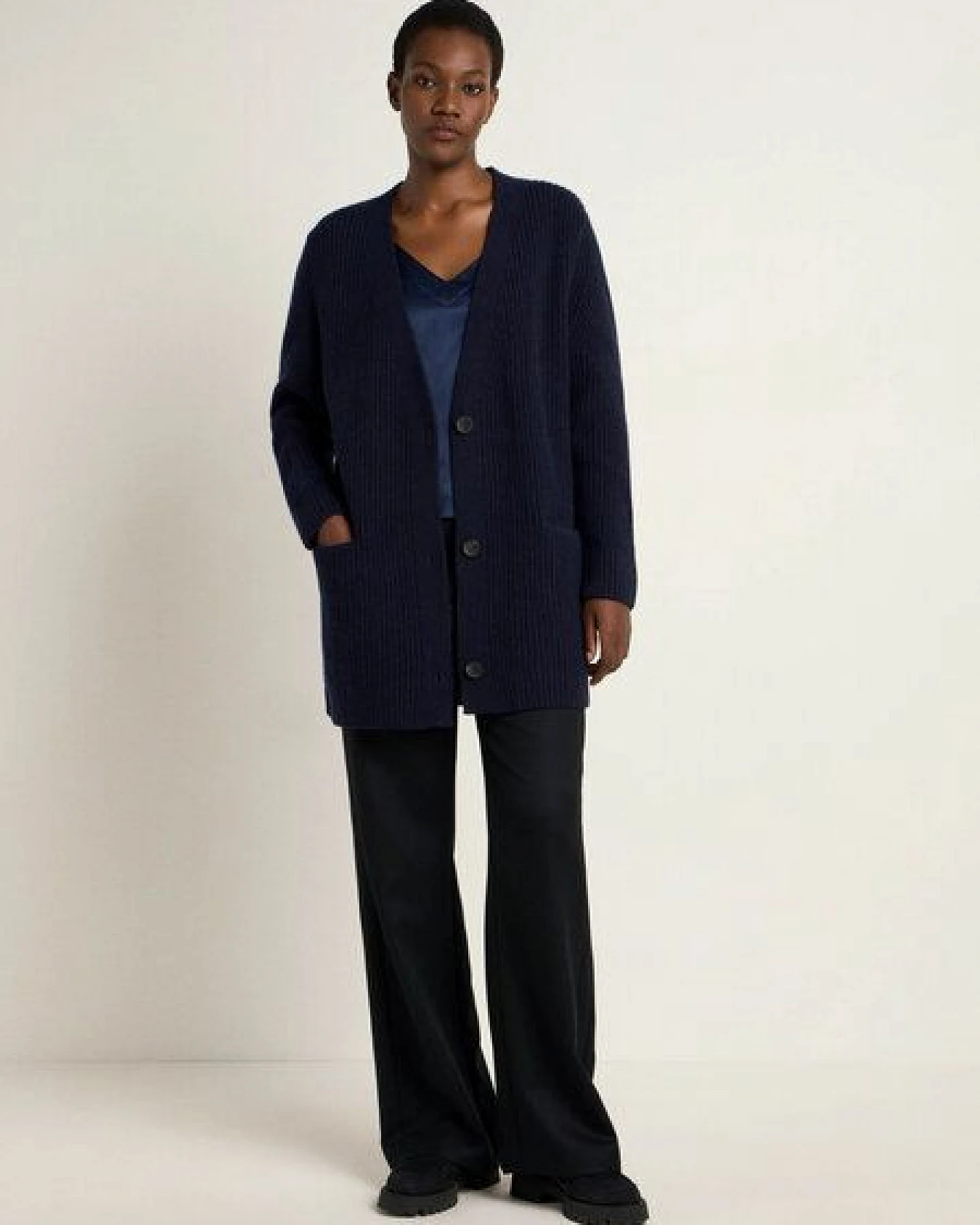LANIUS Lange Strickjacke aus Bio-Schurwolle und Bio-Baumwolle – Ansicht 2