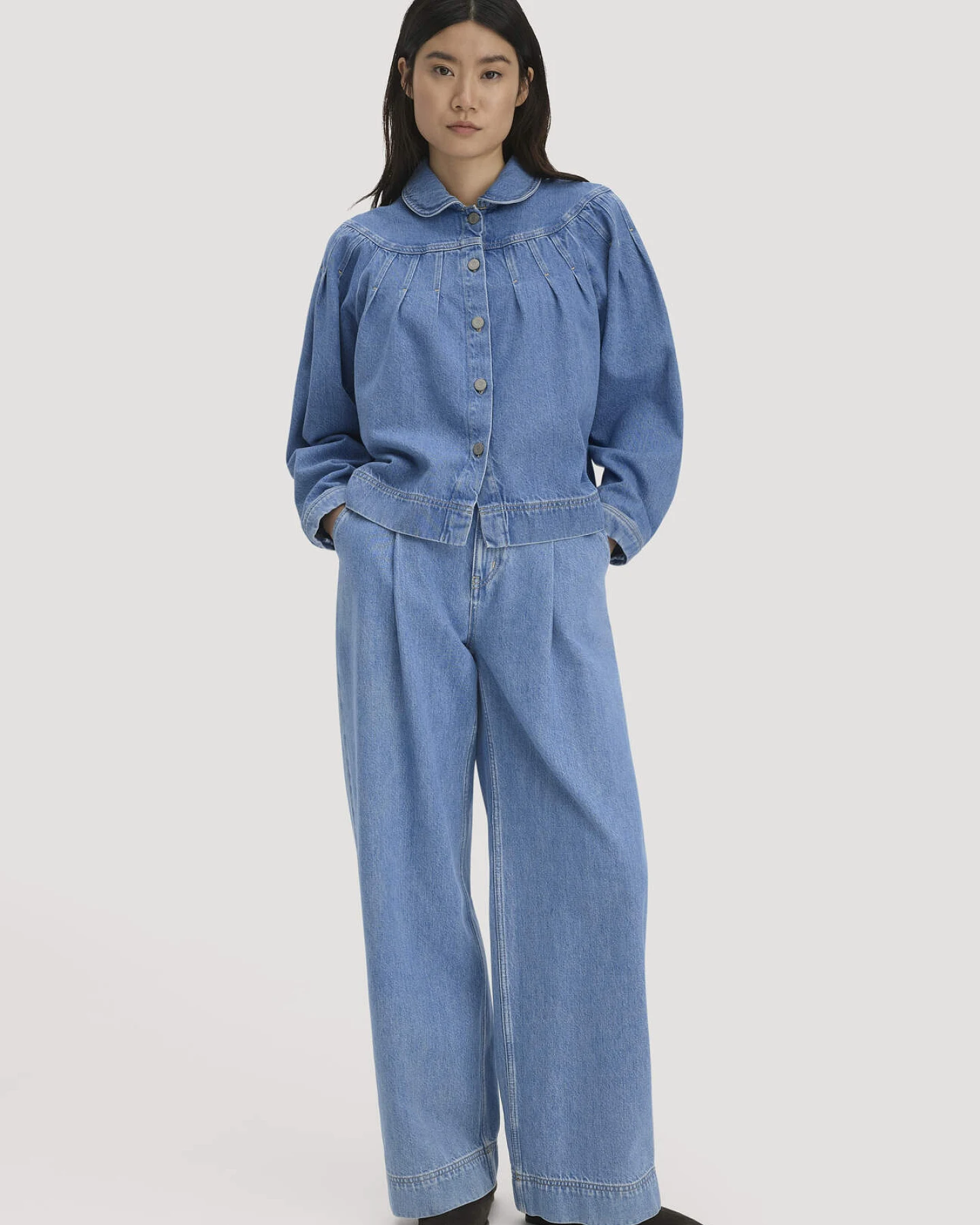 hessnatur Damen Jeansjacke Relaxed aus Bio-Baumwolle mit TENCEL™ Lyocell - blau - Größe 38 – Ansicht 2