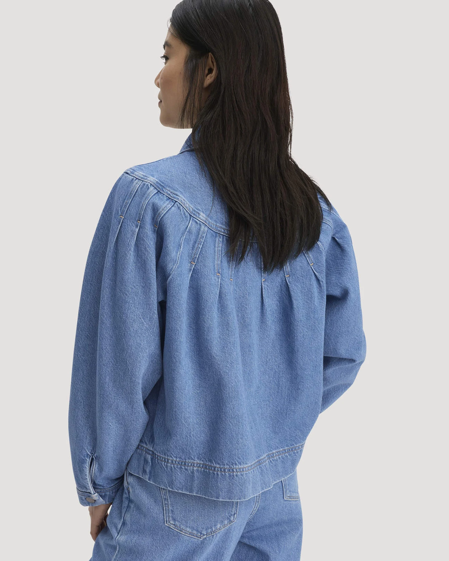hessnatur Damen Jeansjacke Relaxed aus Bio-Baumwolle mit TENCEL™ Lyocell - blau - Größe 42 – Ansicht 3
