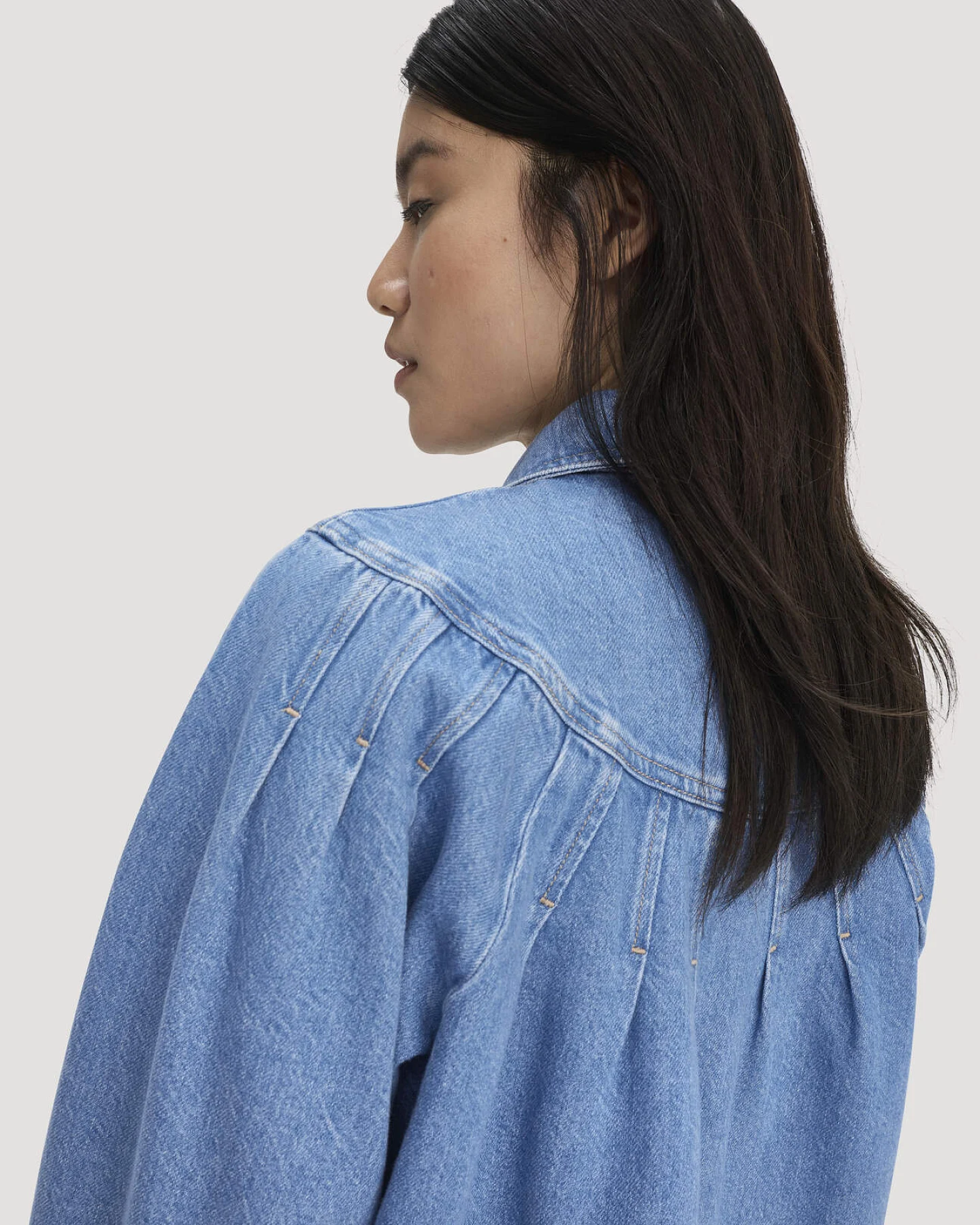 hessnatur Damen Jeansjacke Relaxed aus Bio-Baumwolle mit TENCEL™ Lyocell - blau - Größe 44 – Ansicht 4