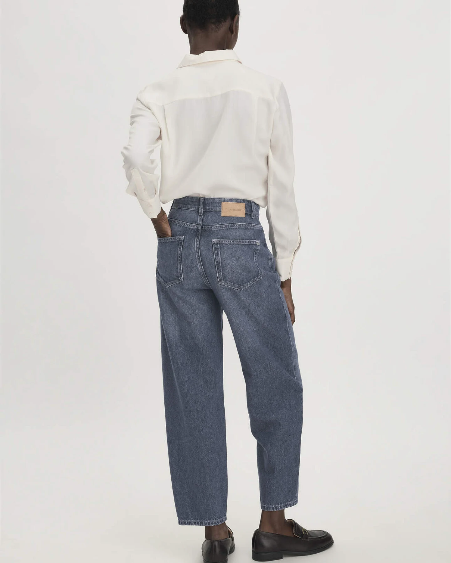 hessnatur Damen Jeans NIVA Tapered Fit aus Bio-Baumwolle mit recycelter Baumwolle - blau - Größe 33/32 – Ansicht 2