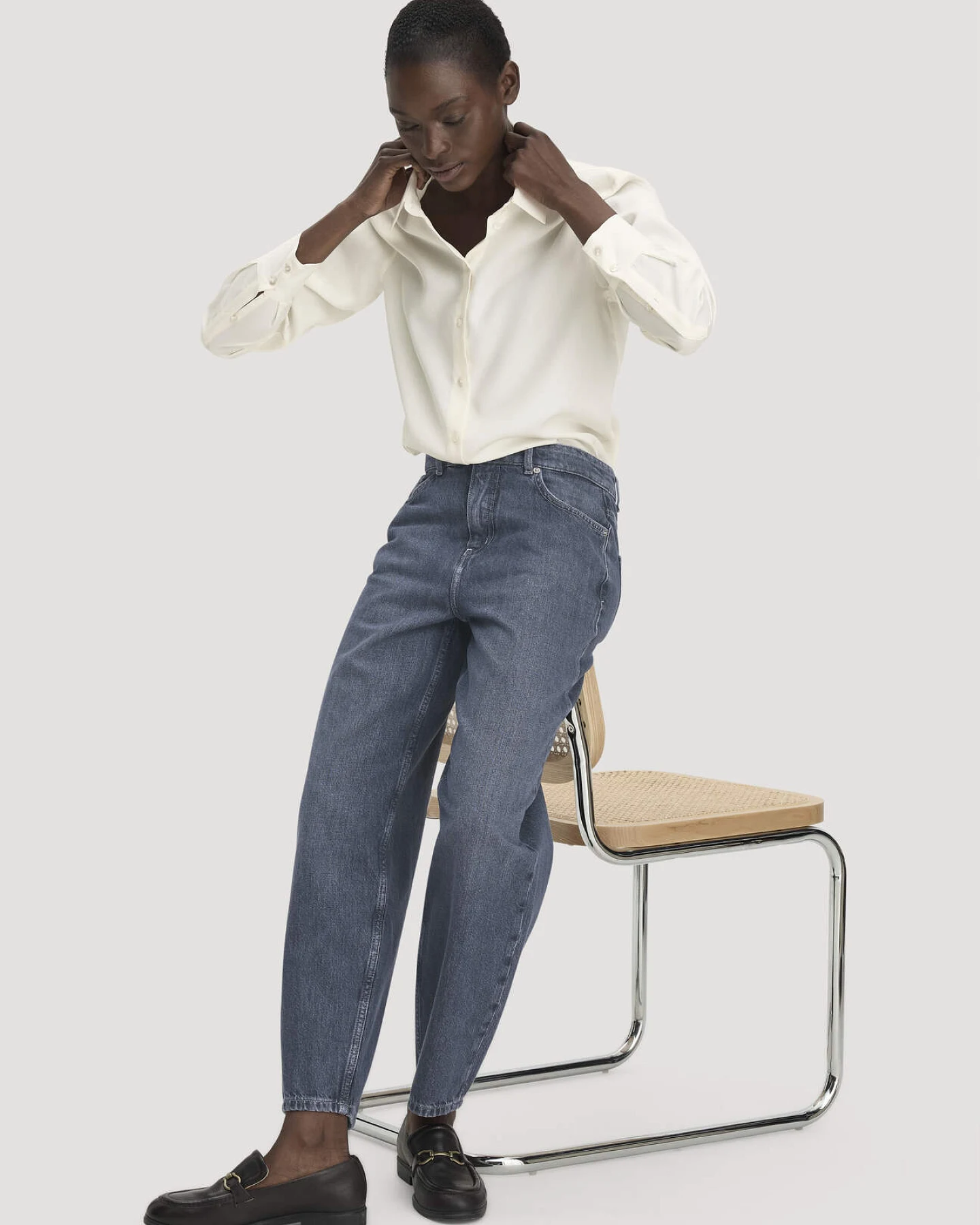hessnatur Damen Jeans NIVA Tapered Fit aus Bio-Baumwolle mit recycelter Baumwolle - blau - Größe 32/32 – Ansicht 4