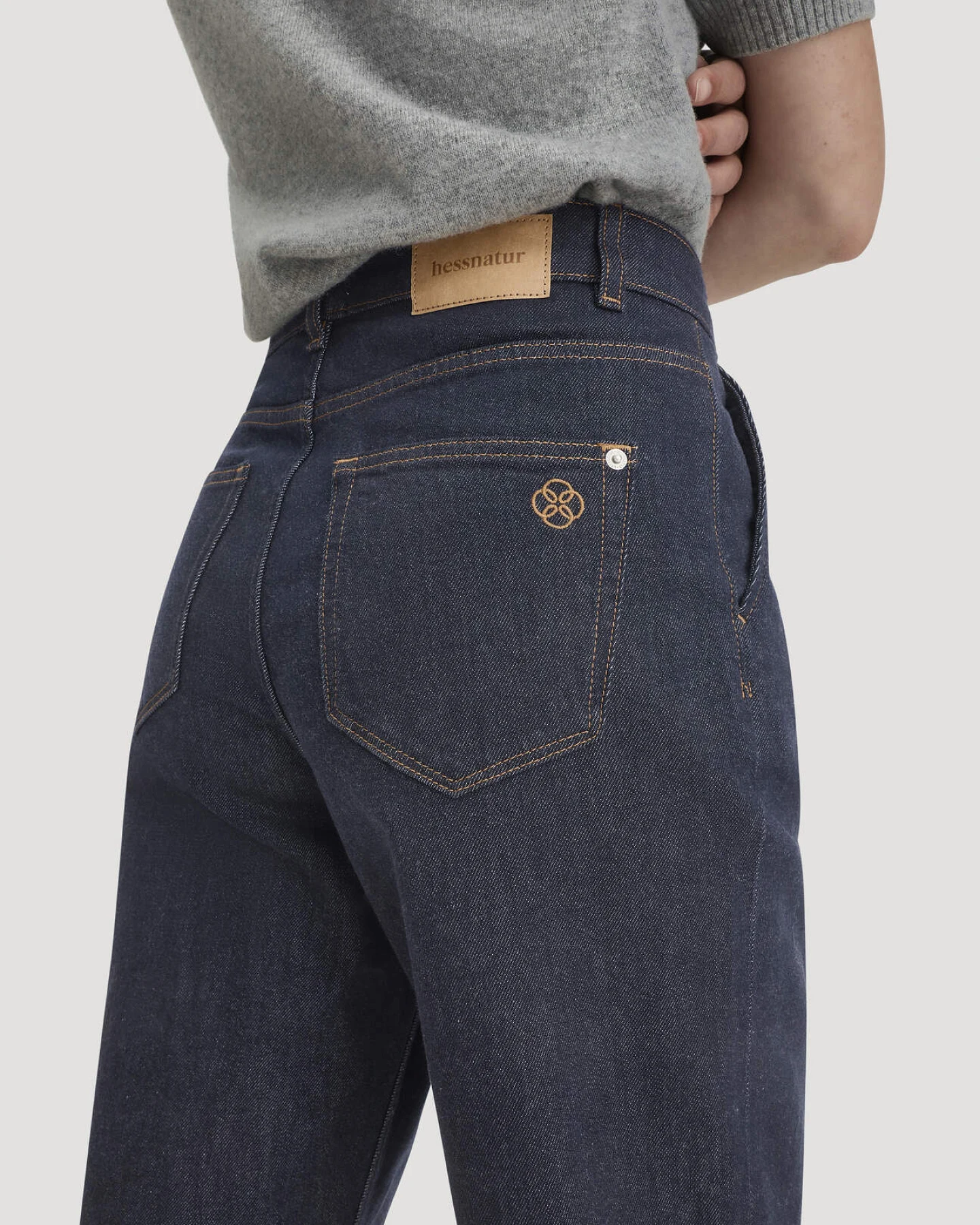 hessnatur Damen Jeans mit Pleats Tapered Fit aus Bio-Baumwolle - blau - Größe 26 – Ansicht 3