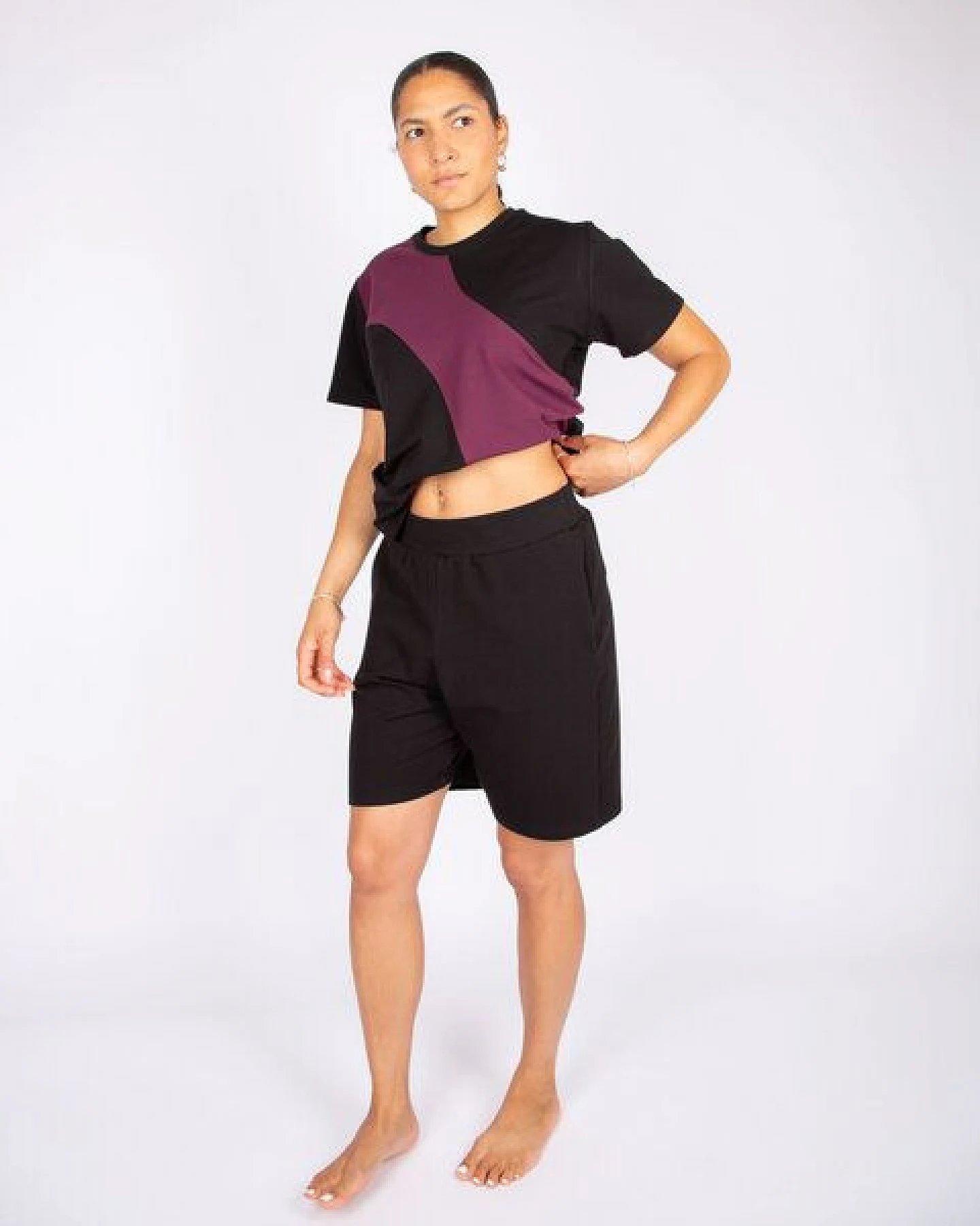ÆVRIL Unisex Kurze Yogahose // Schwarz // Bio-Baumwolle – Ansicht 4