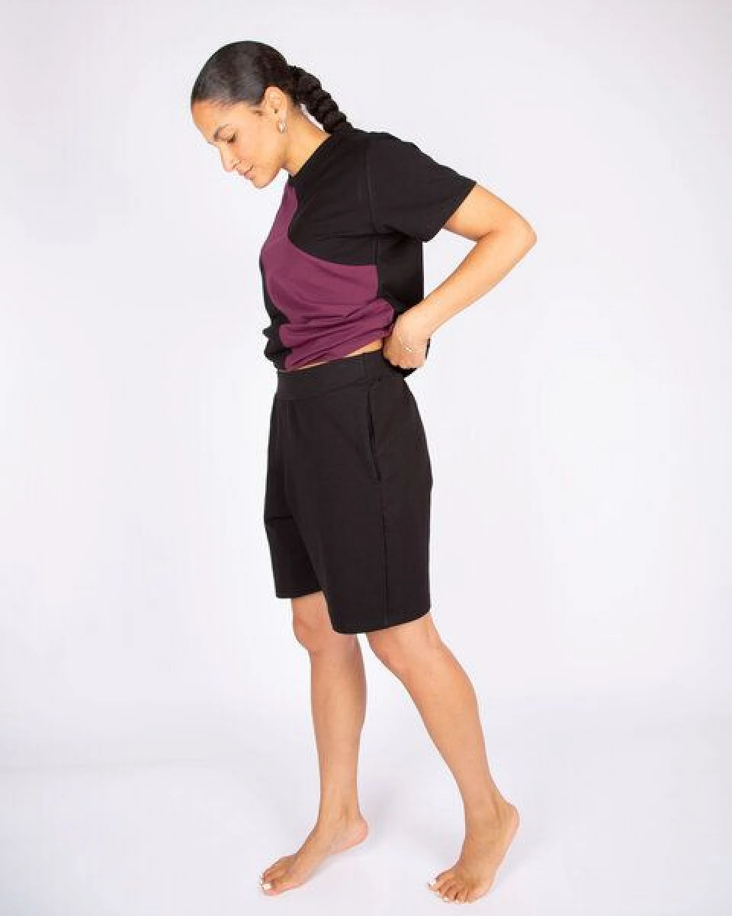 ÆVRIL Unisex Kurze Yogahose // Schwarz // Bio-Baumwolle – Ansicht 3