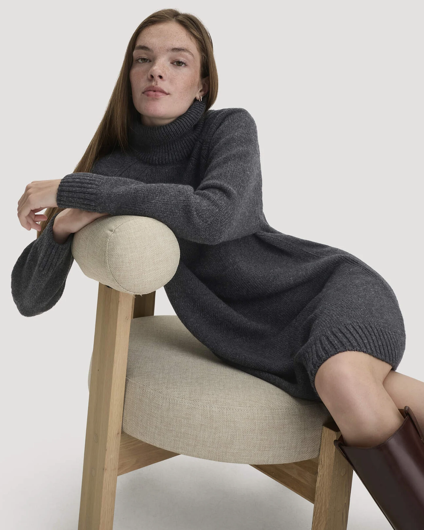 hessnatur Damen Strickkleid Relaxed aus Bio-Merinowolle mit Bio-Baumwolle - grau - Größe L – Ansicht 4