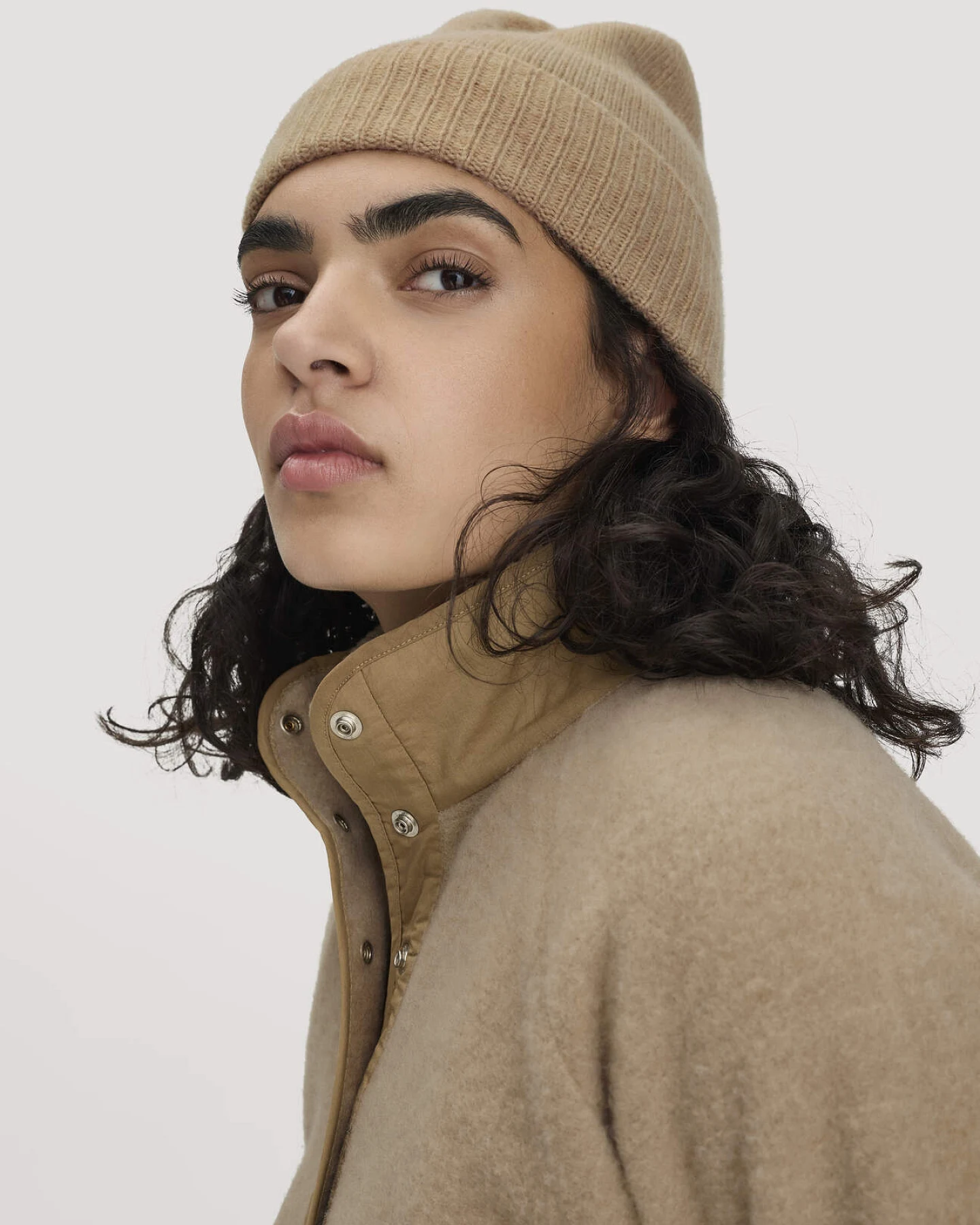 hessnatur Damen Wollfleece Troyer Patch Relaxed aus Bio-Merinowolle - beige - Größe M – Ansicht 4