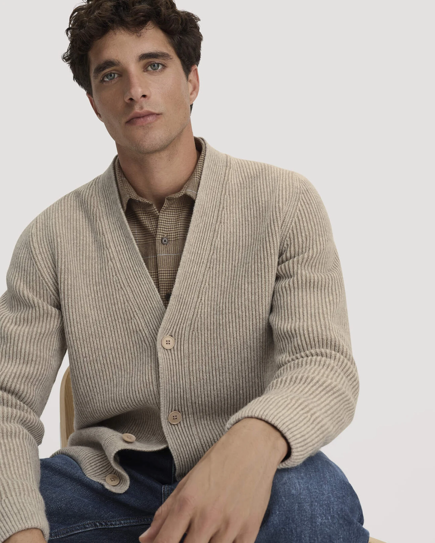 hessnatur Herren Double-Knit Cardigan Regular aus Bio-Baumwolle und Bio-Merinowolle mit recycelter Wolle - beige - Größe XL – Ansicht 4