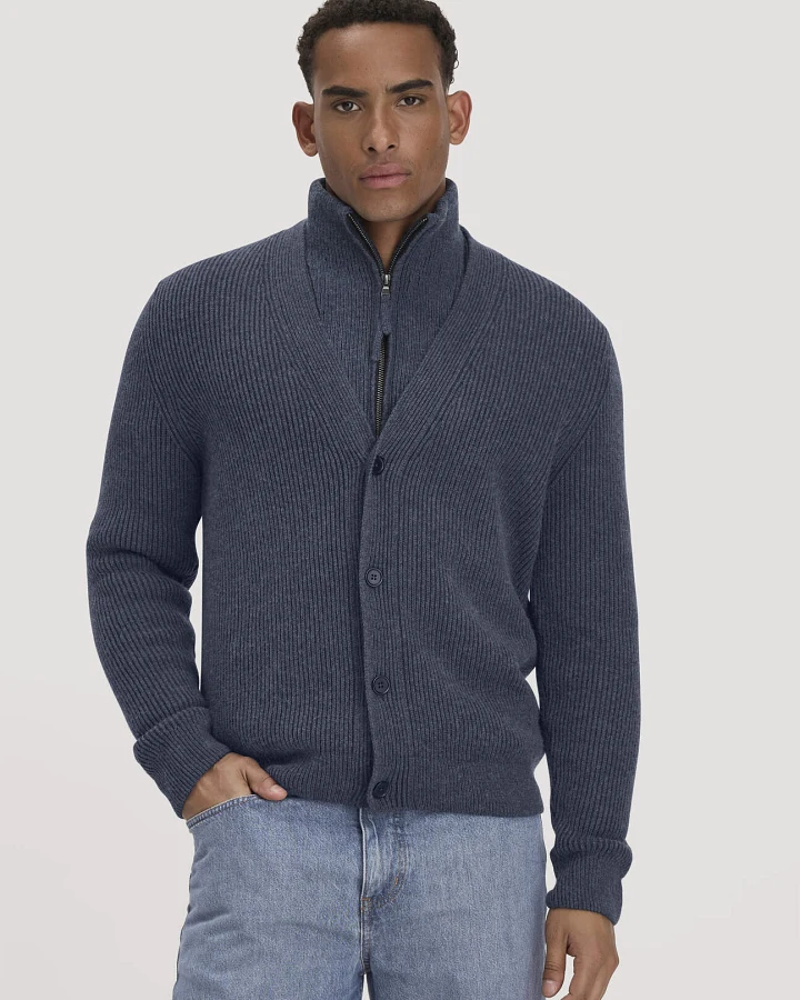 Produktseite: hessnatur Herren Double-Knit Cardigan Regular aus Bio-Baumwolle und Bio-Merinowolle mit recycelter Wolle - blau - Größe L