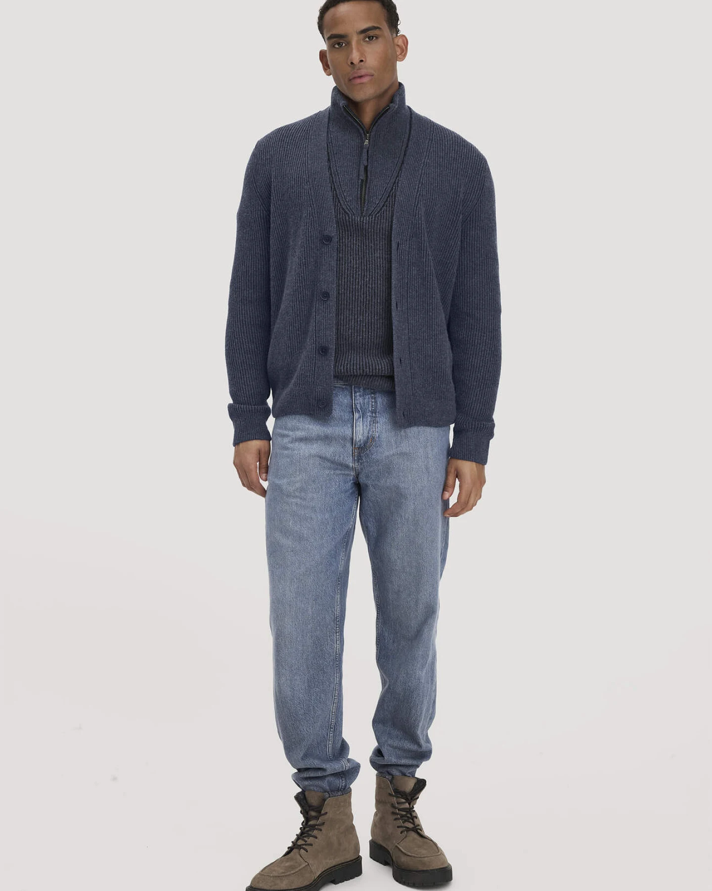 hessnatur Herren Double-Knit Cardigan Regular aus Bio-Baumwolle und Bio-Merinowolle mit recycelter Wolle - blau - Größe S – Ansicht 2