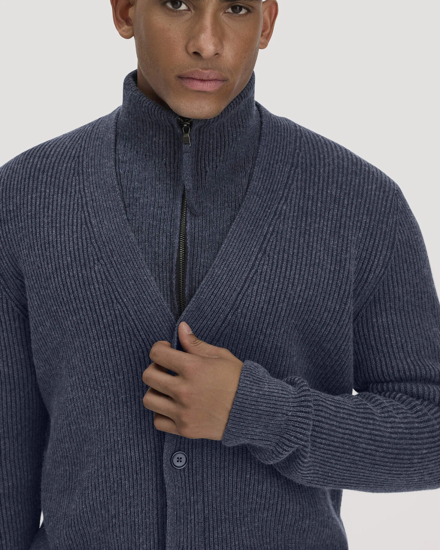 hessnatur Herren Double-Knit Cardigan Regular aus Bio-Baumwolle und Bio-Merinowolle mit recycelter Wolle - blau - Größe XXL – Ansicht 4