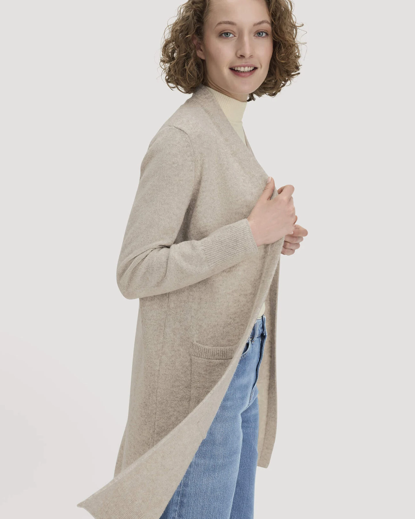 hessnatur Damen Strick Jacke Relaxed aus Bio-Merinowolle mit Bio-Baumwolle - beige - Größe XL – Ansicht 3
