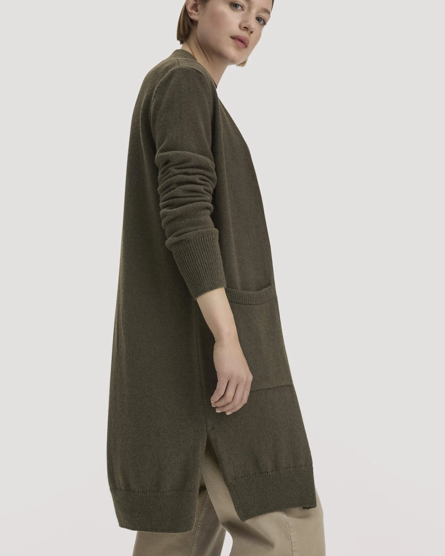 hessnatur Damen Strick Jacke Relaxed aus Bio-Merinowolle mit Bio-Baumwolle - grün - Größe L – Ansicht 4