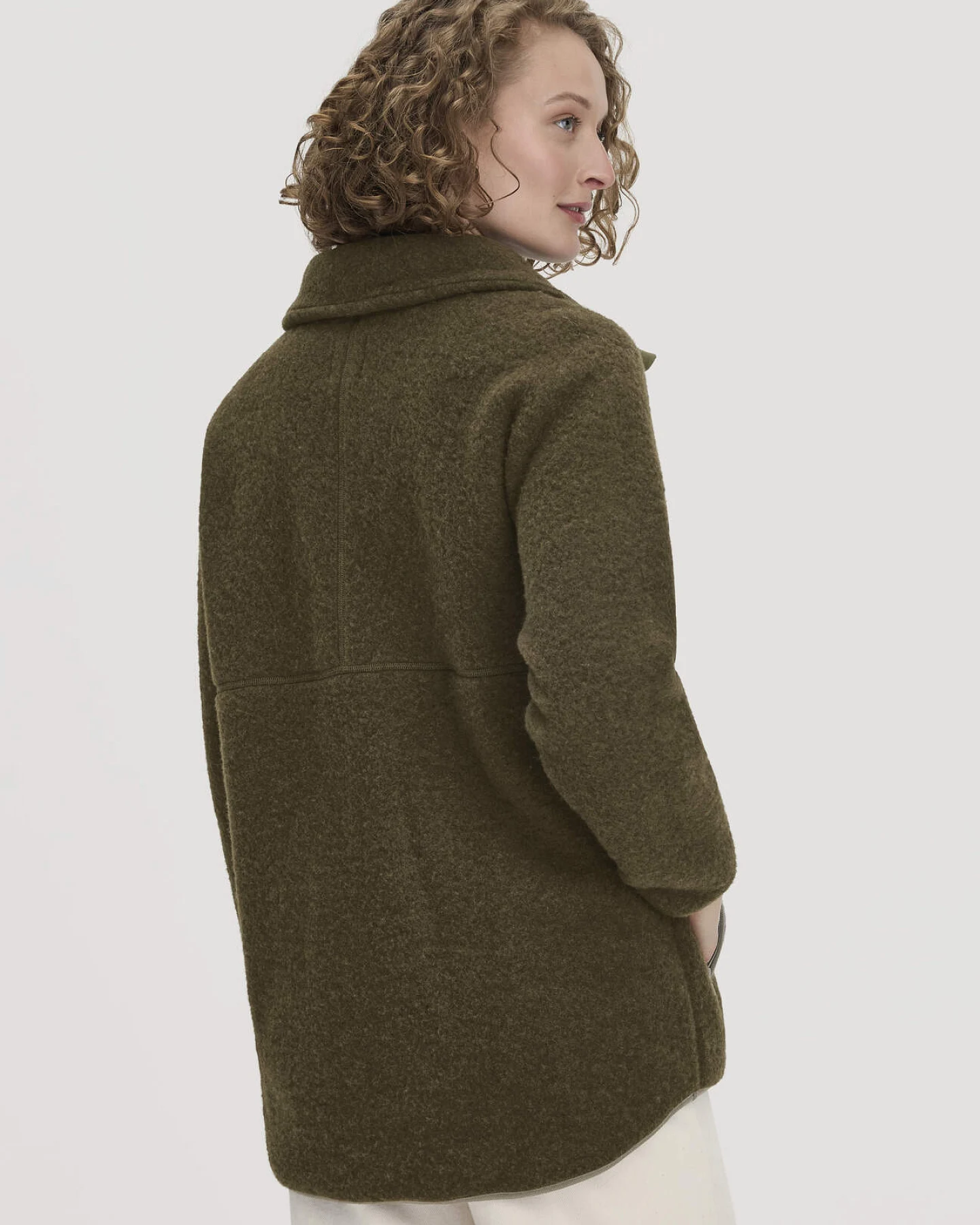 hessnatur Damen Wollfleece Jacke Oversize aus Bio-Merinowolle - grün - Größe S – Ansicht 3