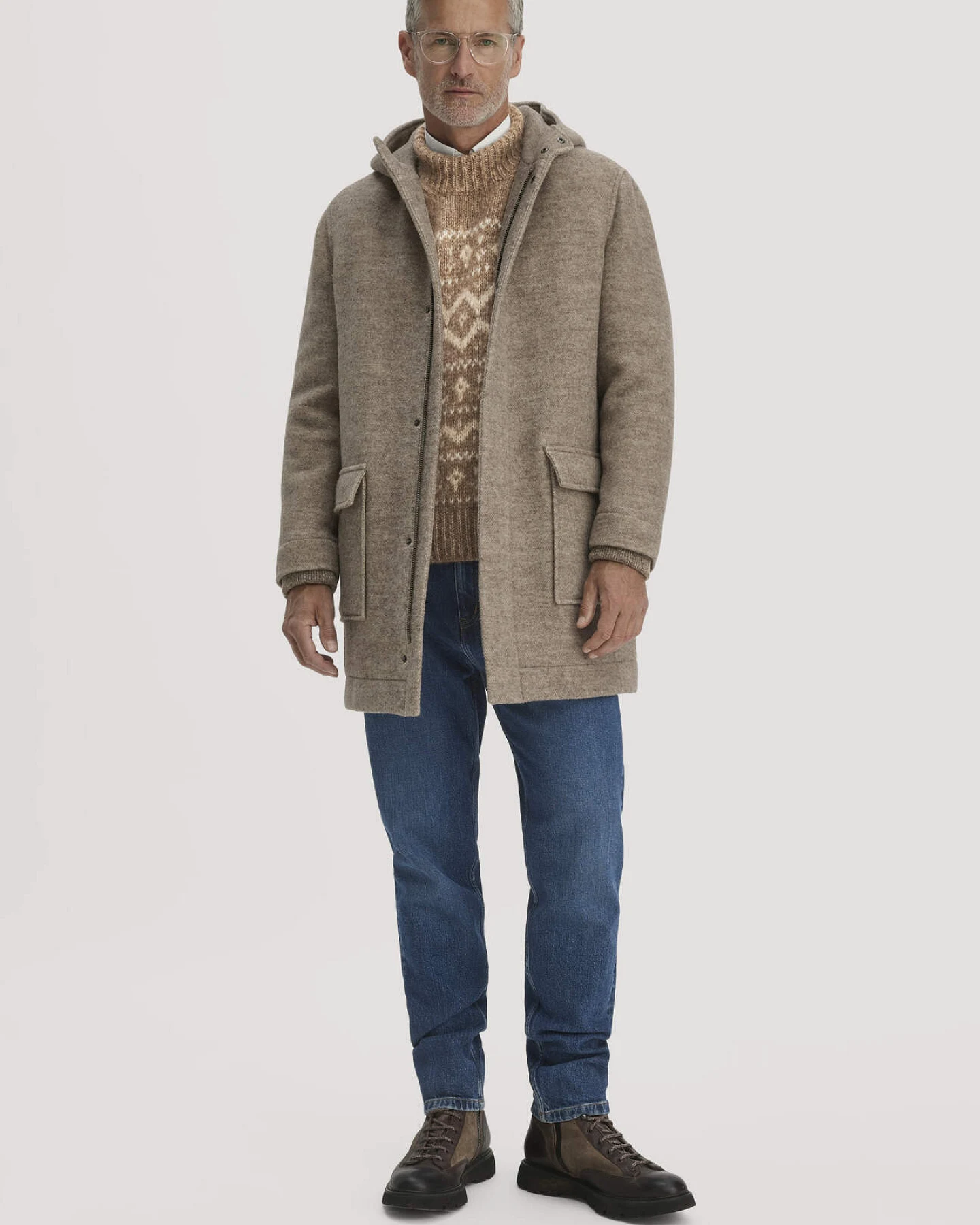 hessnatur Herren Rhön Mantel mit Kapuze Regular aus Rhönwolle und europäischer Wolle - beige - Größe 50 – Ansicht 2