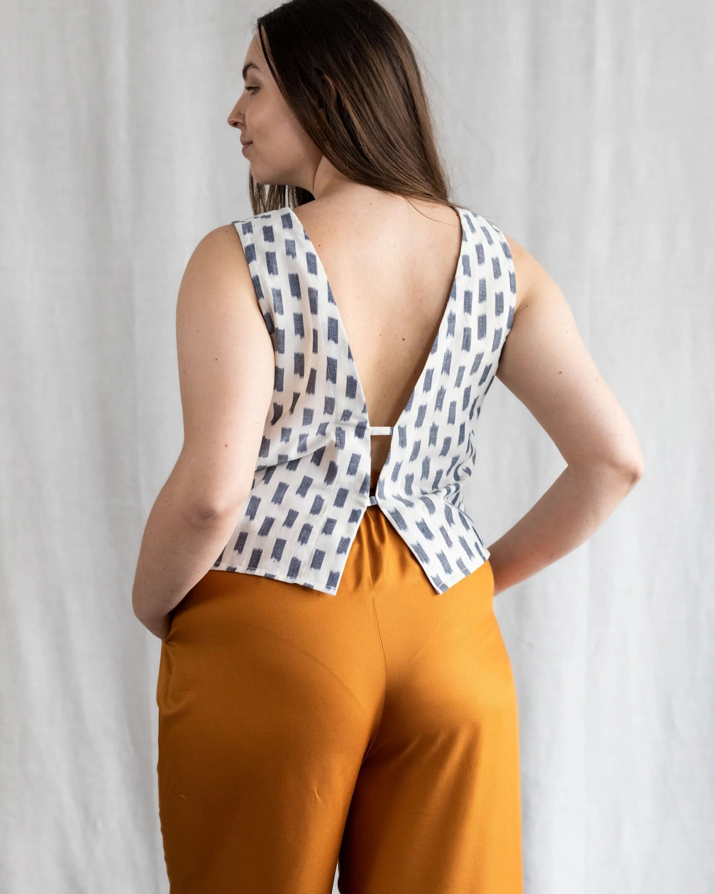 Jyoti - Fair Works Damen vegan Top Kiran Ikat Weiß – Ansicht 2