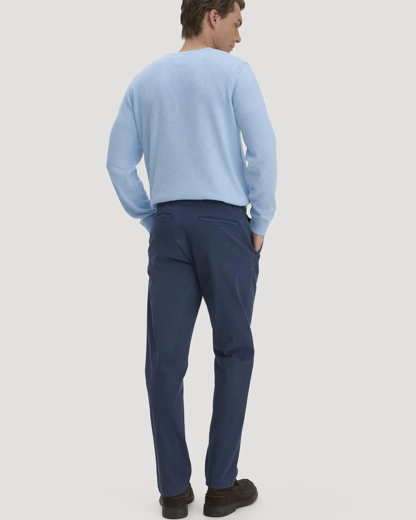hessnatur Herren Chino LENN Regular aus Bio-Baumwolle - blau - Größe 30/32 – Ansicht 2