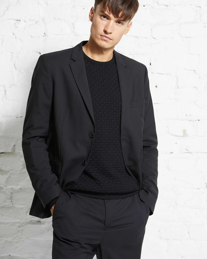 900 - Black