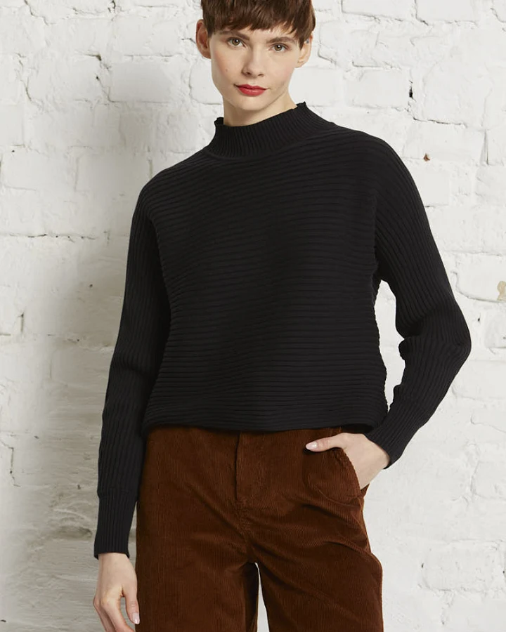 900 - Black