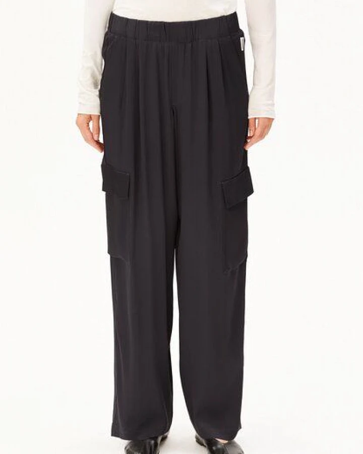 Produktseite: ARMEDANGELS SATIN PULL ON Damen Hose aus Eastman Naia Renew Acetat Mix