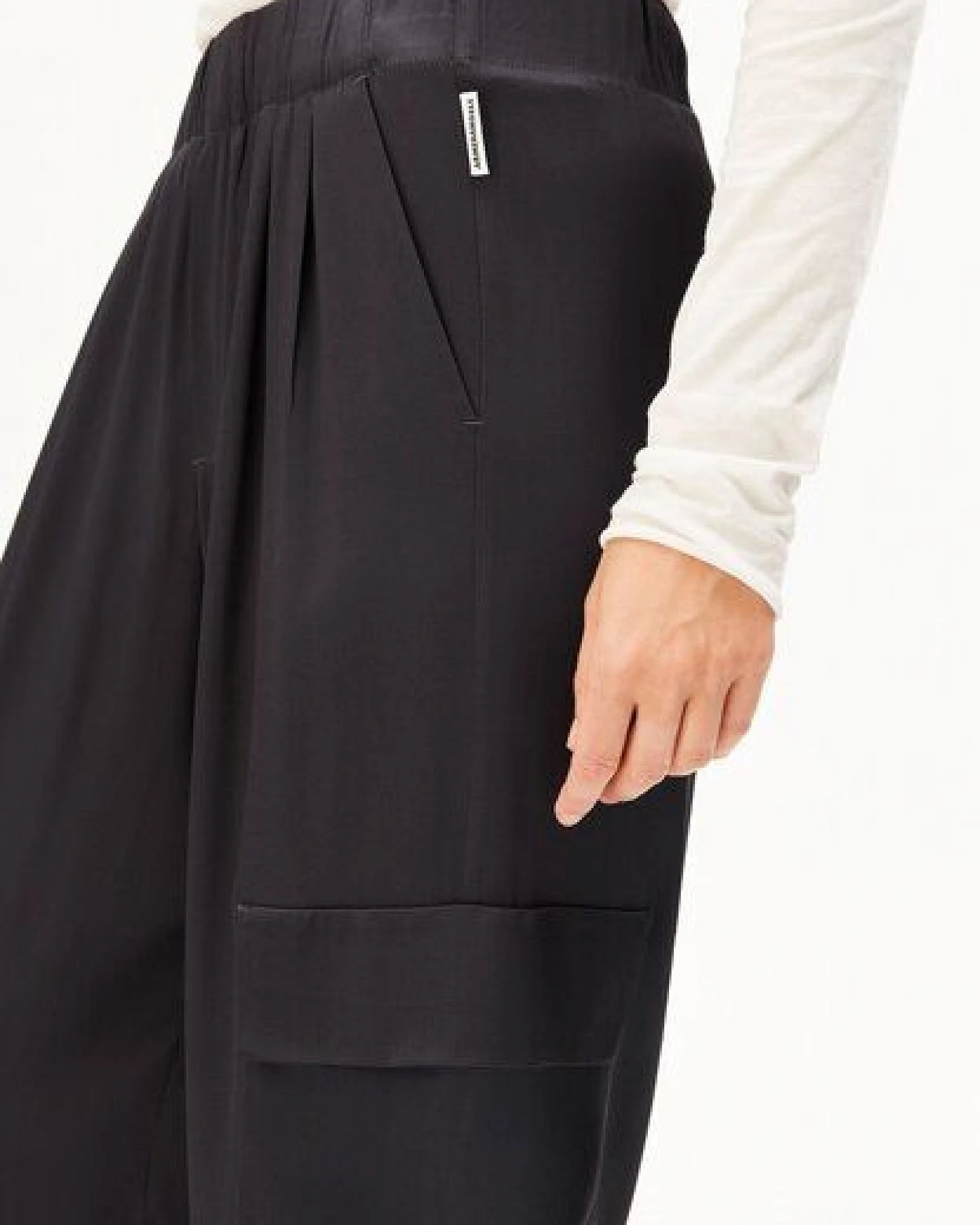 ARMEDANGELS SATIN PULL ON Damen Hose aus Eastman Naia Renew Acetat Mix – Ansicht 3