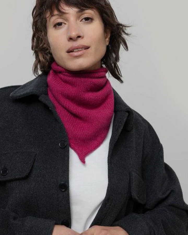 Produktseite: Rifò - Circular Fashion Made in Italy gestricktes Bandana/ Dreieckstuch Masha aus Recycelter Kaschmirwolle