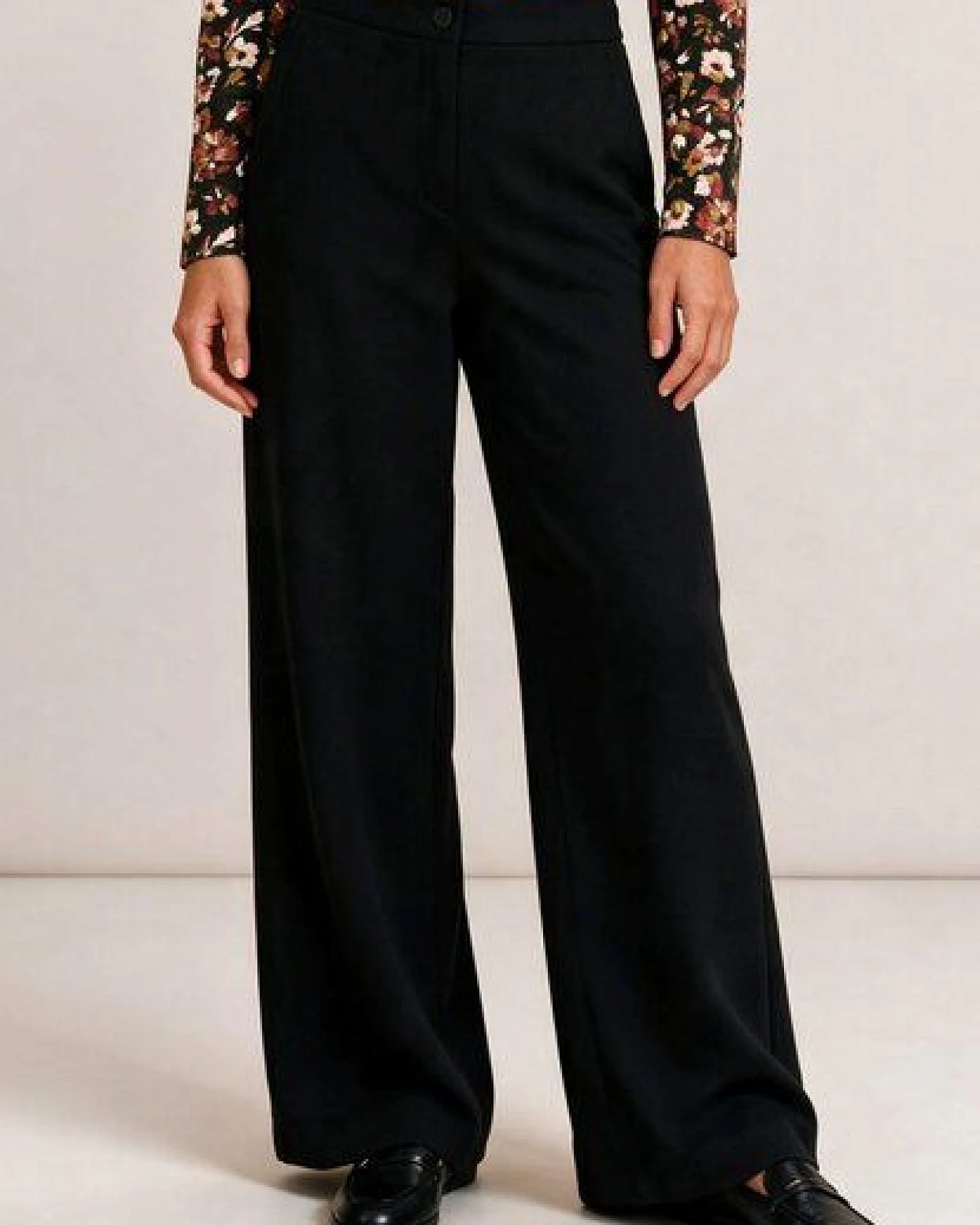 LANA wide Leg Hose, Modell Susana – Ansicht 2