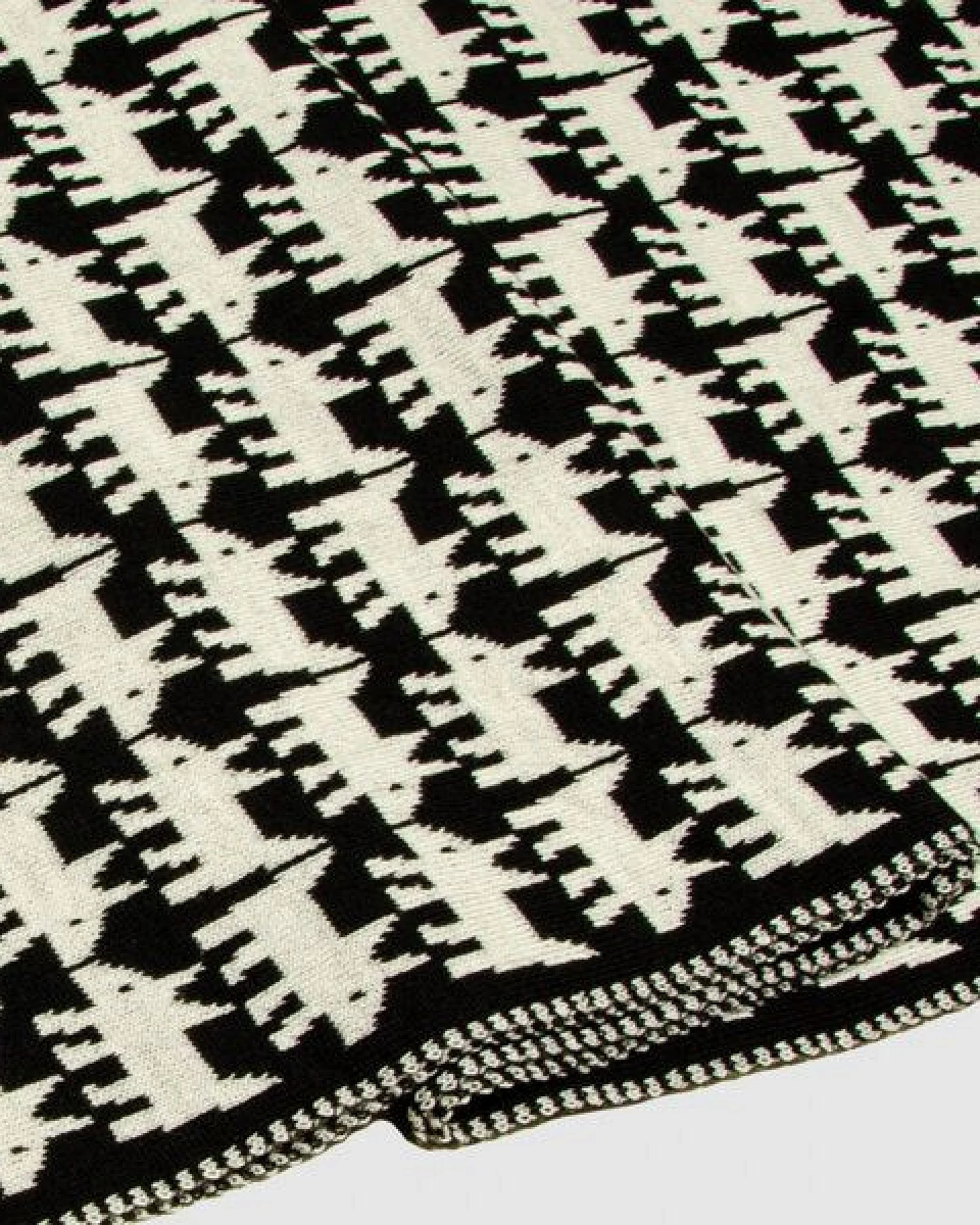 LANARTO slow fashion Schal Muster 'Hund' zweifarbig gestrickt aus Merinowolle – Ansicht 3