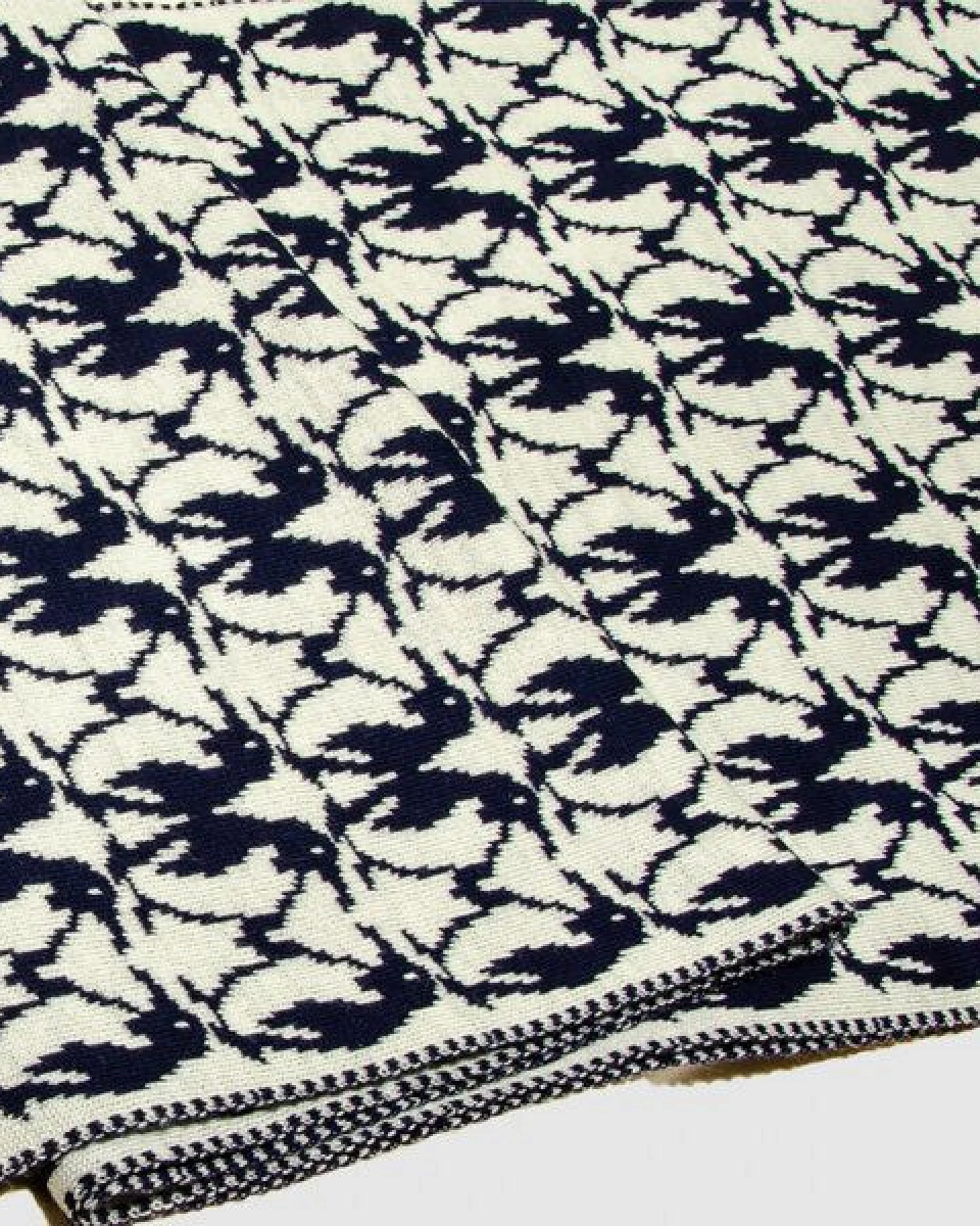 LANARTO slow fashion Schal Muster 'Pinguin' zweifarbig gestrickt aus Merinowolle – Ansicht 2
