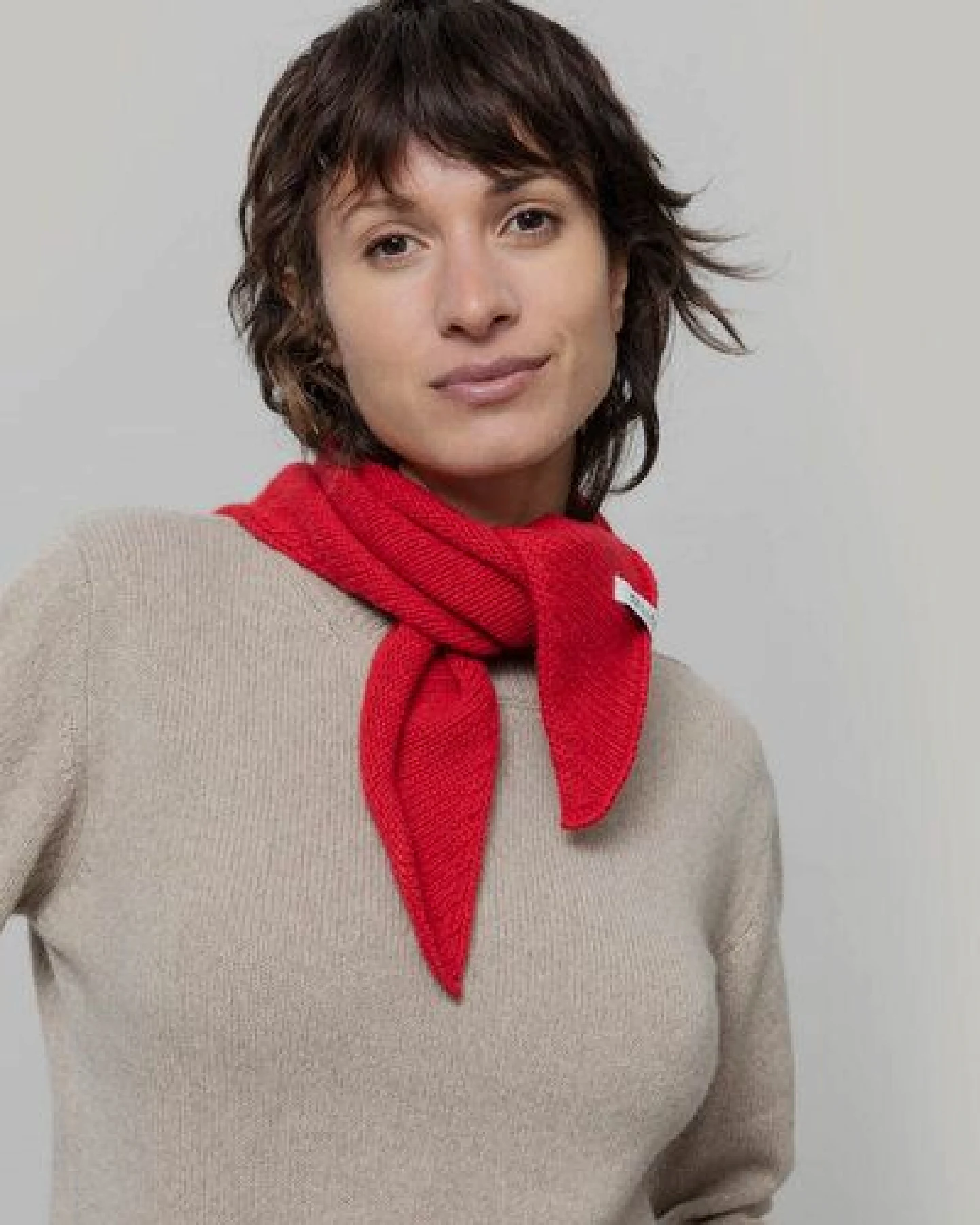 Rifò - Circular Fashion Made in Italy gestricktes Bandana/ Dreieckstuch Masha aus Recycelter Kaschmirwolle – Ansicht 3